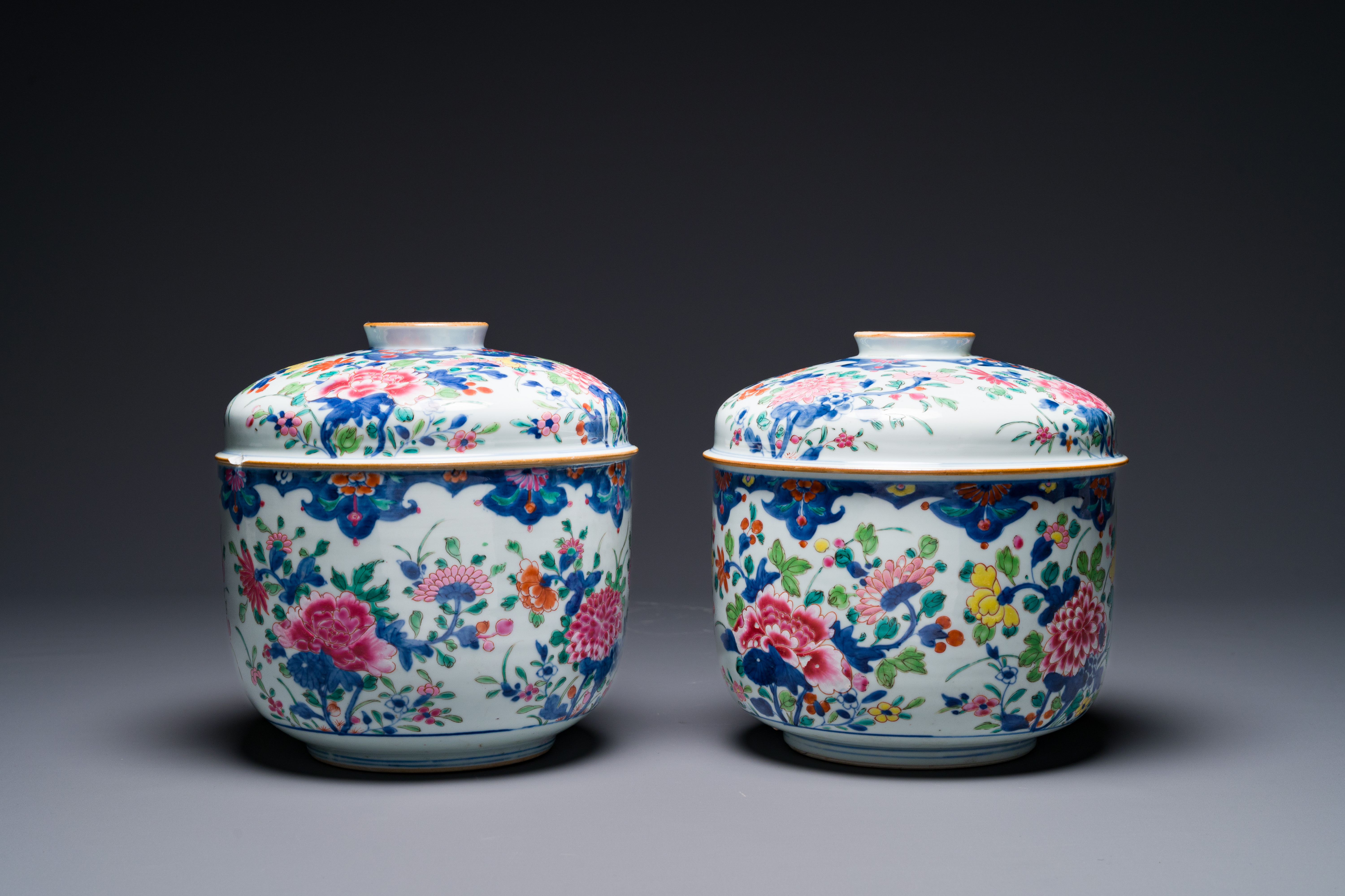 A pair of large Chinese famille rose jars and covers with floral design, Qianlong - Image 5 of 10