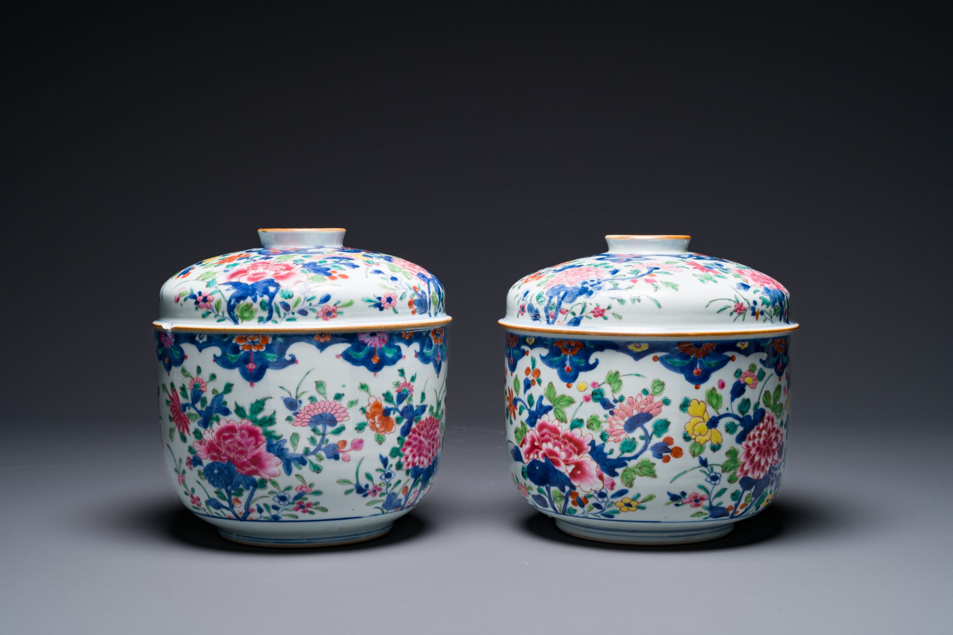 A pair of large Chinese famille rose jars and covers with floral design, Qianlong - Bild 5 aus 10