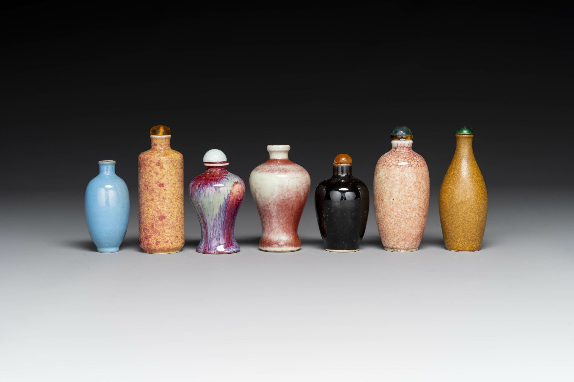 Seven varied Chinese monochrome snuff bottles, Kangxi mark, 18/19th C. - Bild 2 aus 7