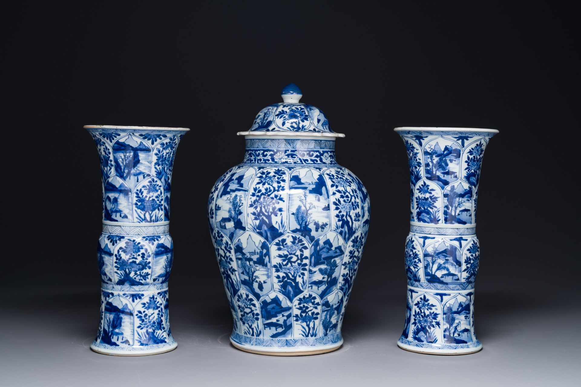 A Chinese blue and white garniture of three vases with floral and landscape design, Kangxi - Bild 2 aus 5