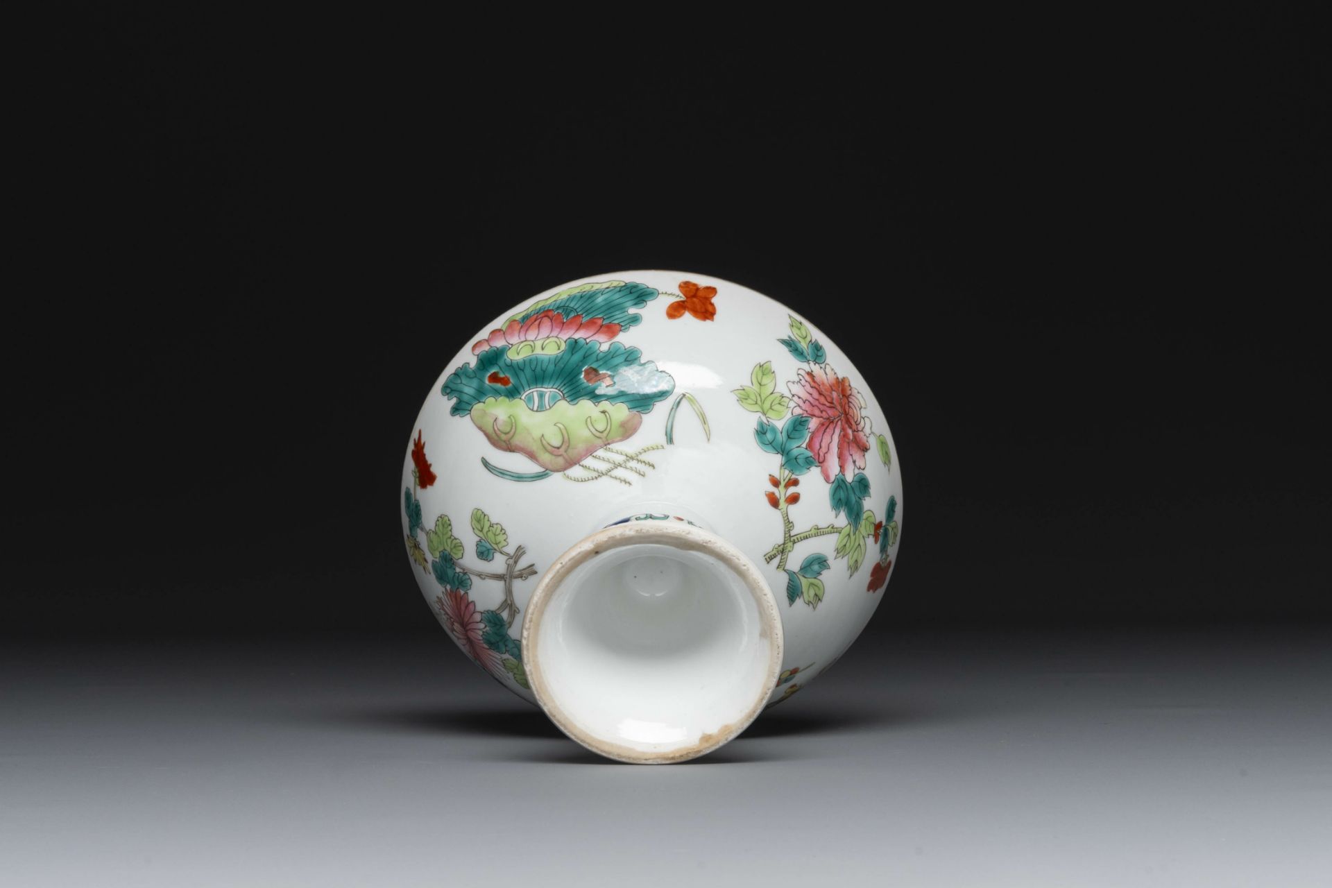 A varied collection of eight pieces of Chinese famille rose porcelain, 18/19th C. - Image 9 of 21