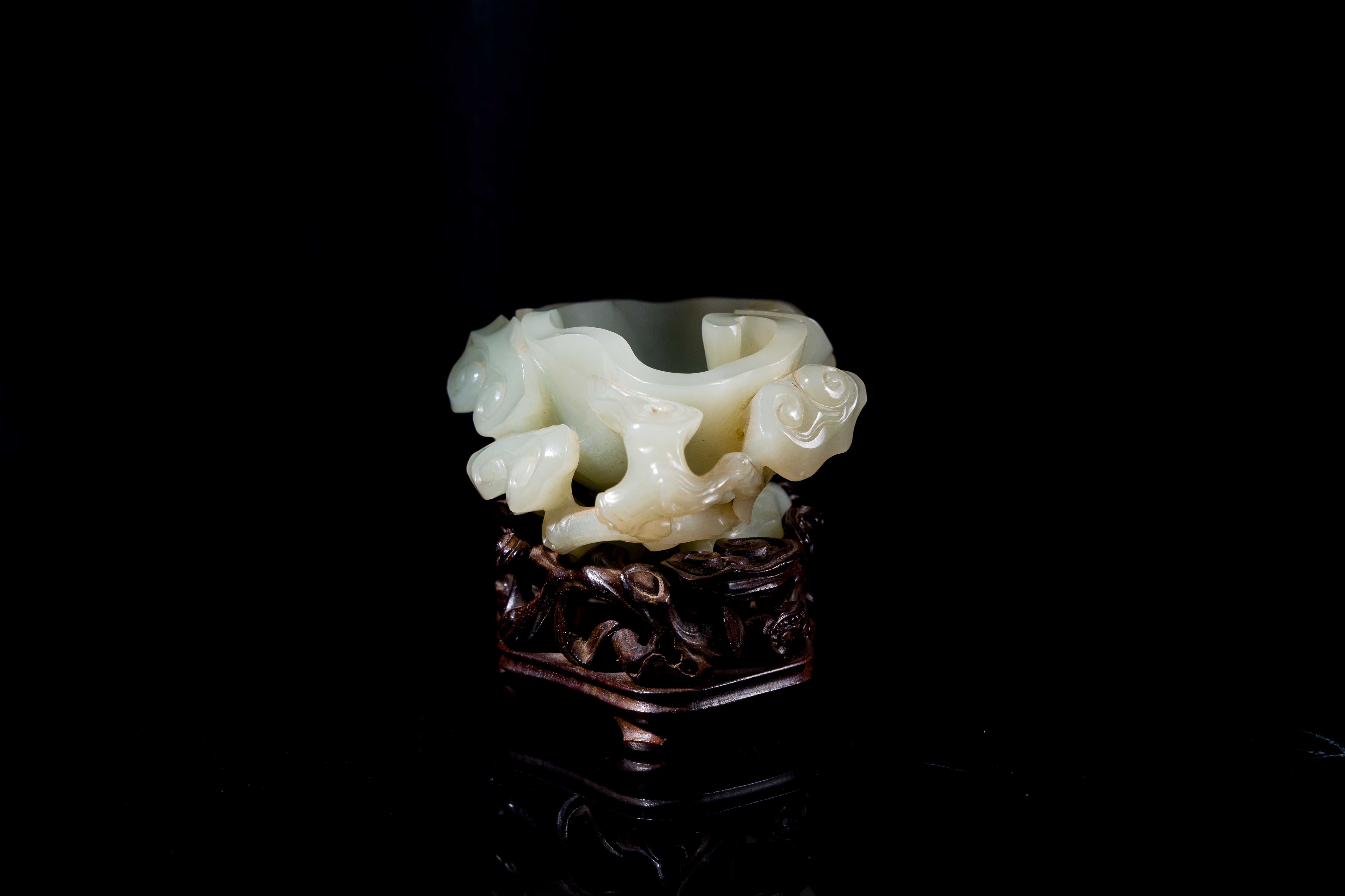 A Chinese celadon jade brush washer on wooden stand, 19/20th C. - Image 5 of 8