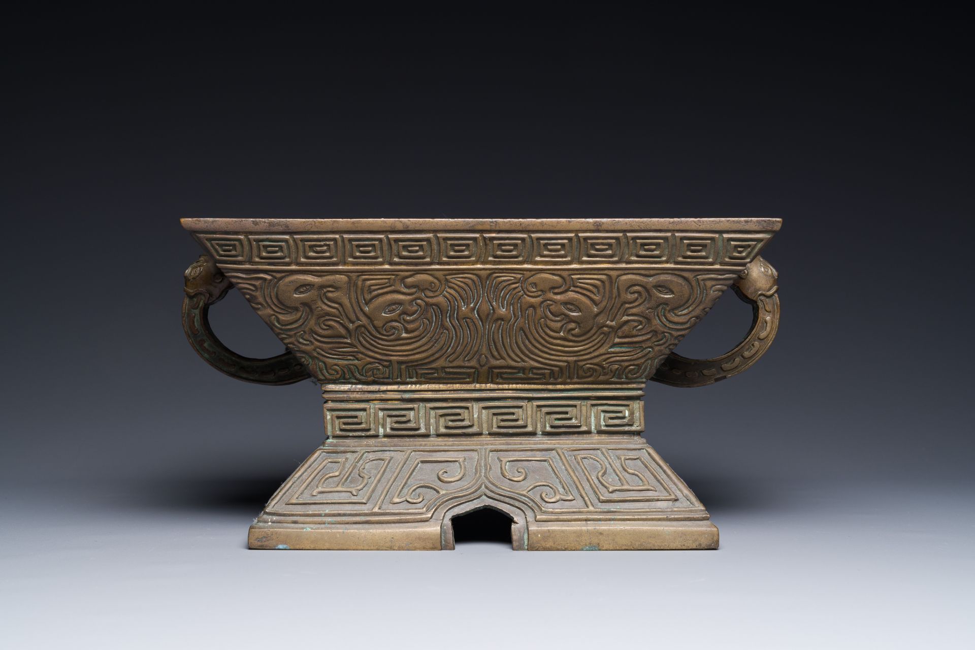 A Chinese bronze ritual vessel, 'Fu', Qianlong seal mark and of the period - Bild 2 aus 7