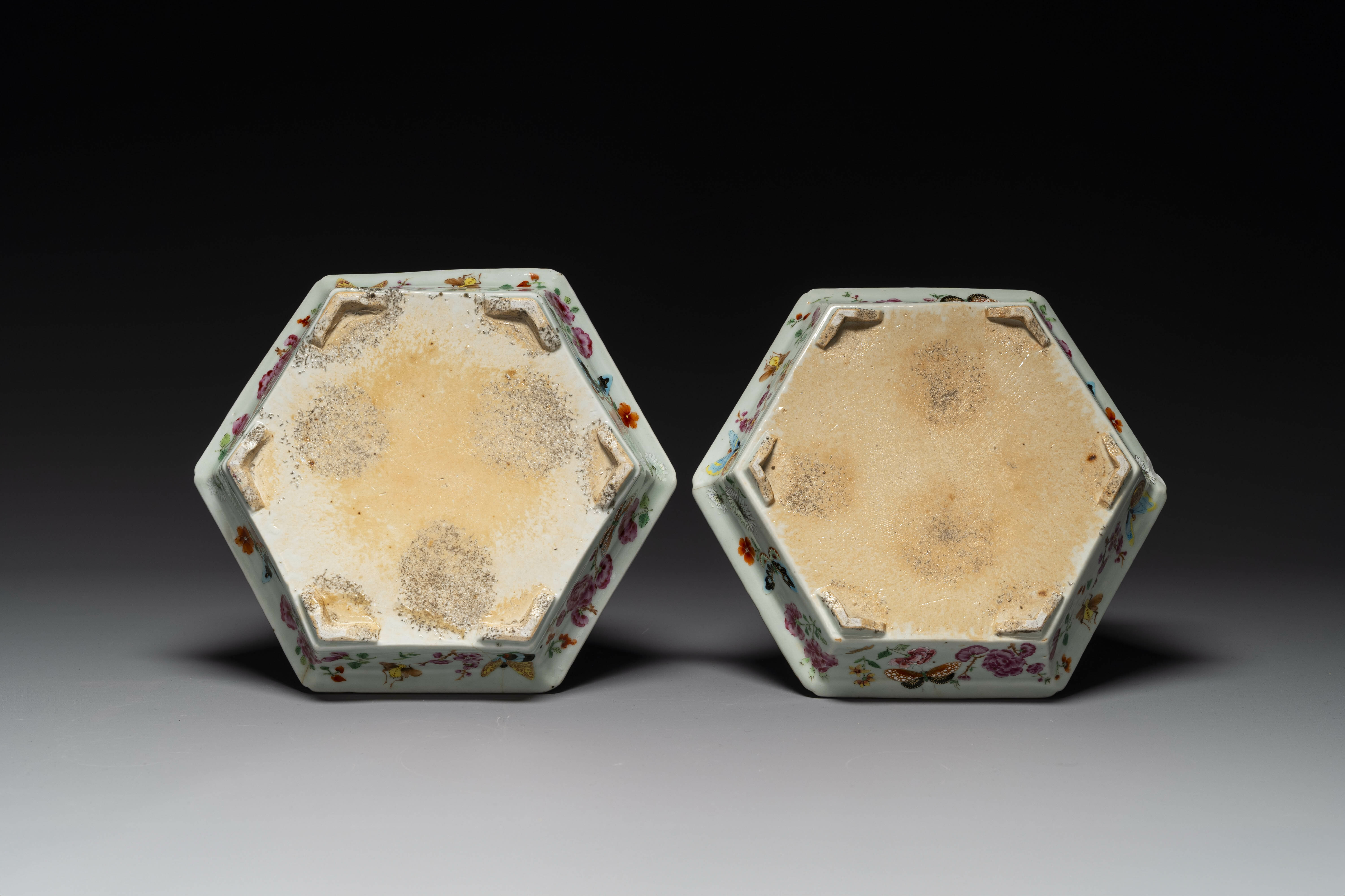 A pair of hexagonal Chinese Canton famille rose jardinieres on stands, 19th C. - Image 9 of 9