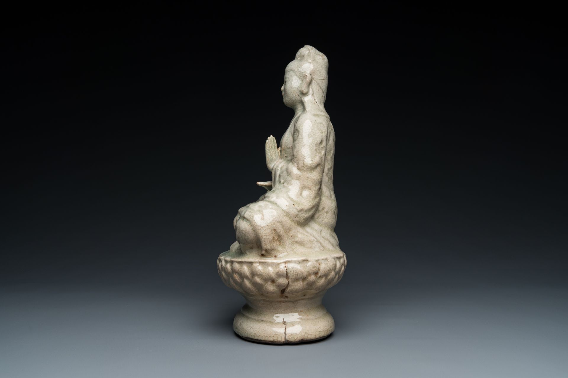 A celadon-glazed figure of Quan Am, North-Vietnam, 17/18th C. - Image 3 of 6