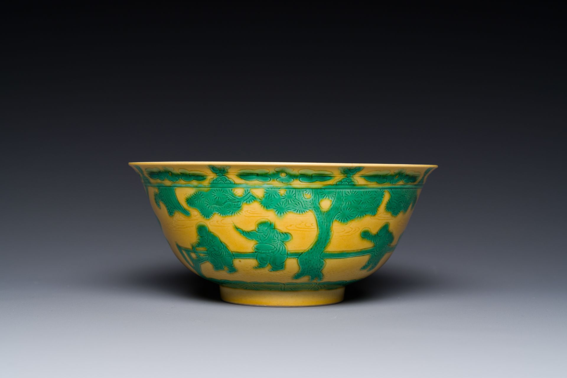A Chinese yellow-ground 'playing boys' bowl, Yongzheng mark and prossibly of the period - Bild 2 aus 7