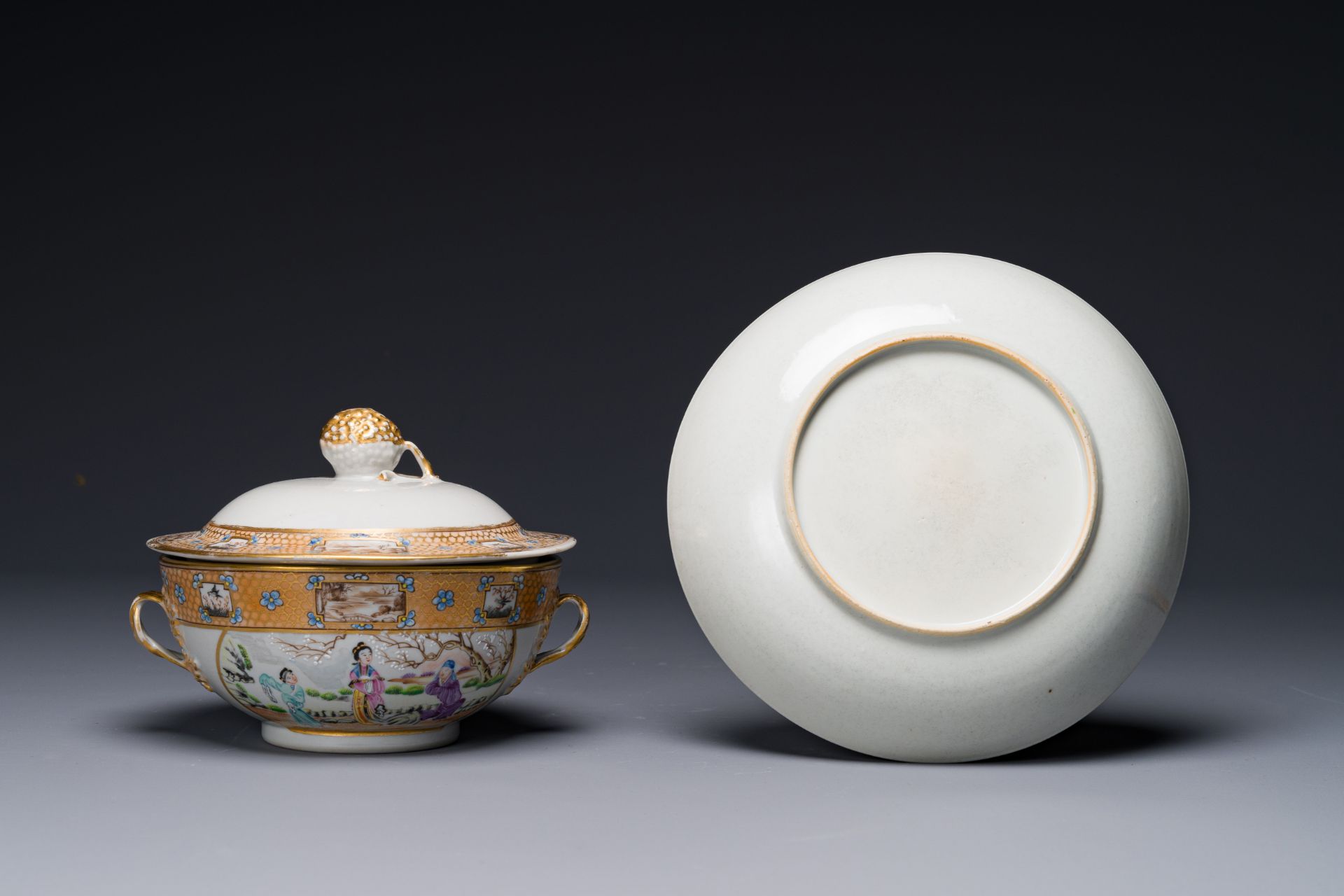 A Chinese Canton famille rose covered bowl and matching plate, 19th C. - Bild 2 aus 4