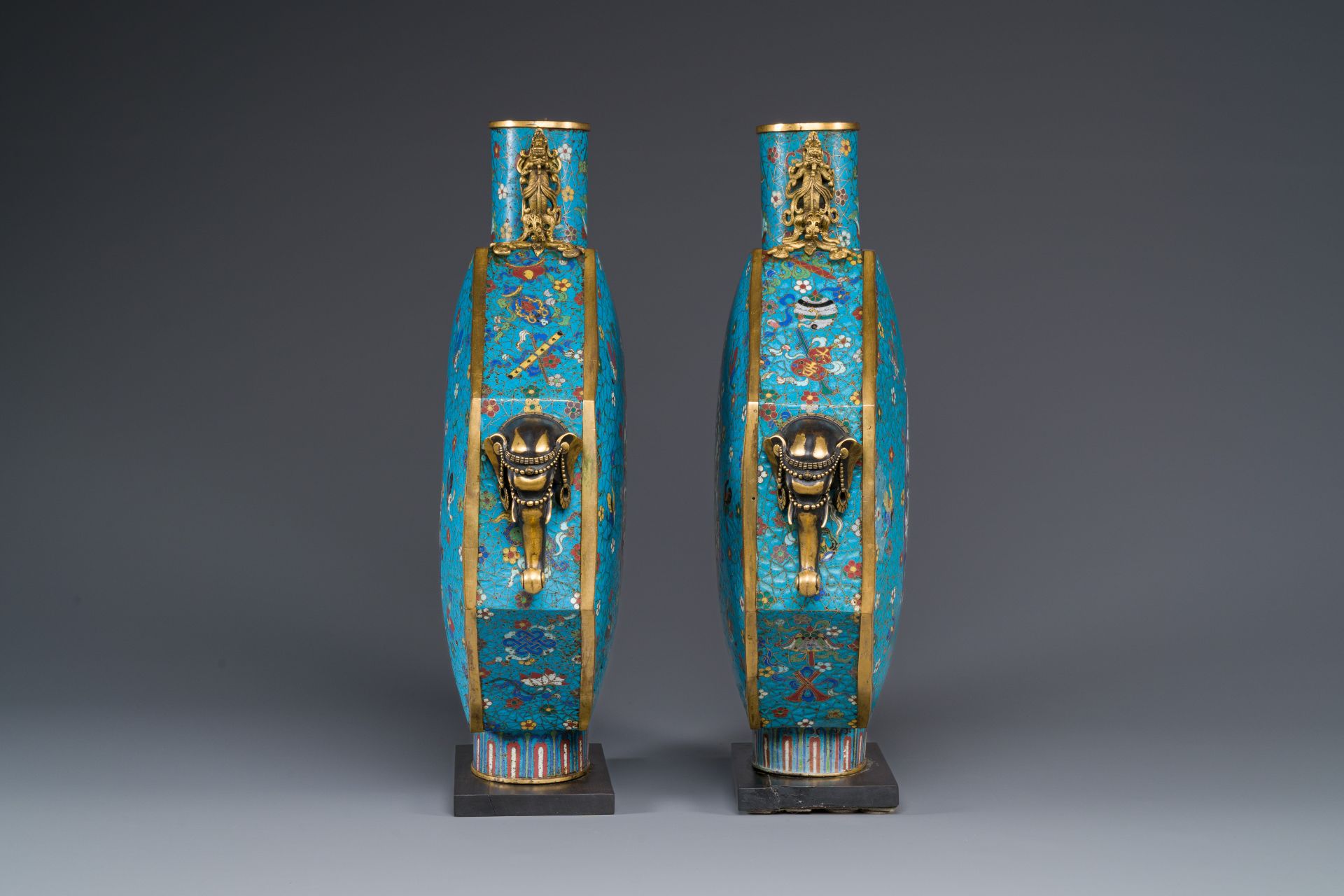 A pair of large Chinese octagonal cloisonne moonflasks, 'bianhu', Qianlong/Jiaqing - Bild 3 aus 7