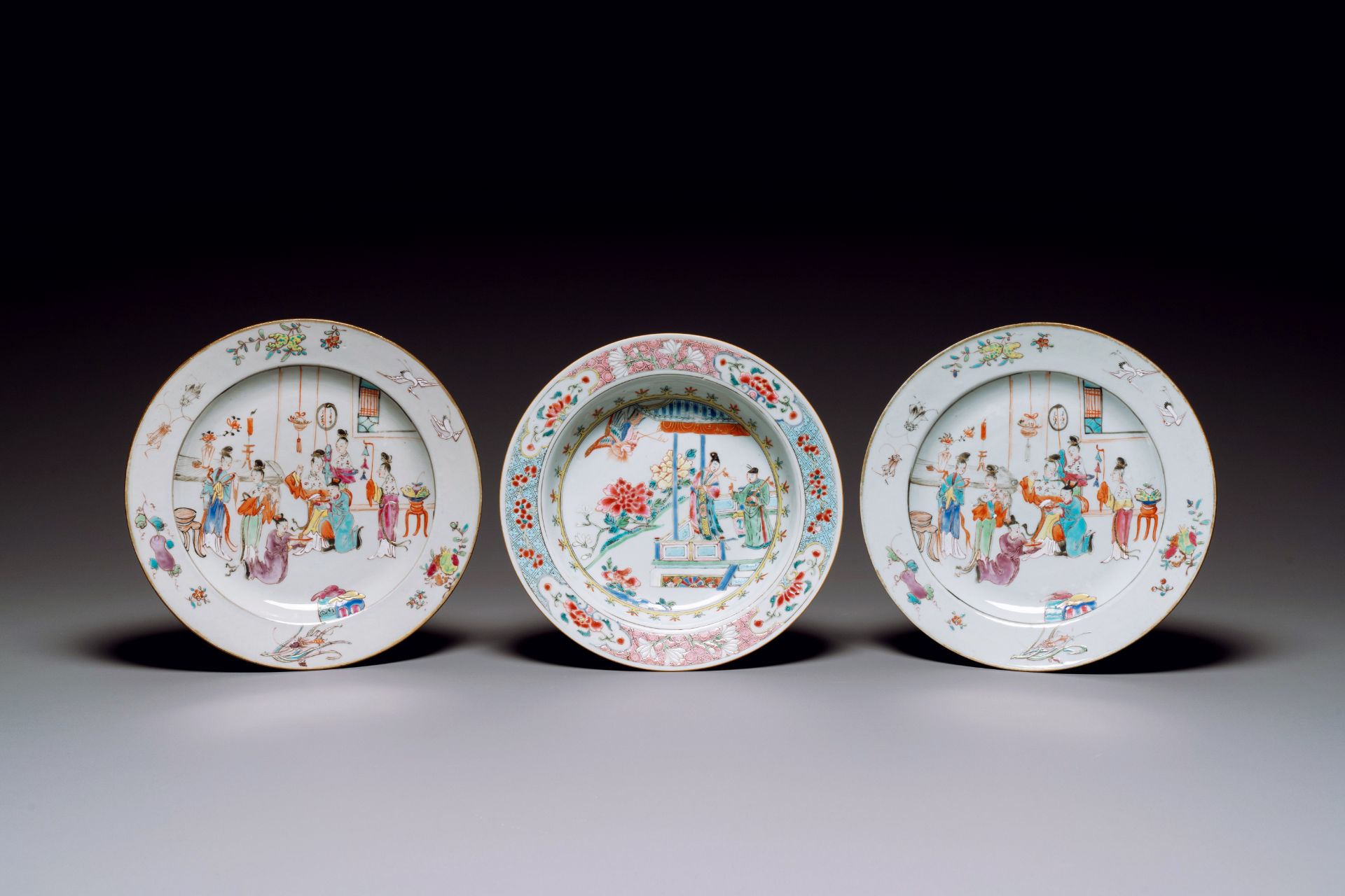 A pair of Chinese famille rose plates with mandarin design and a famille rose 'Xi Xiang Ji' plate, Y - Bild 2 aus 3