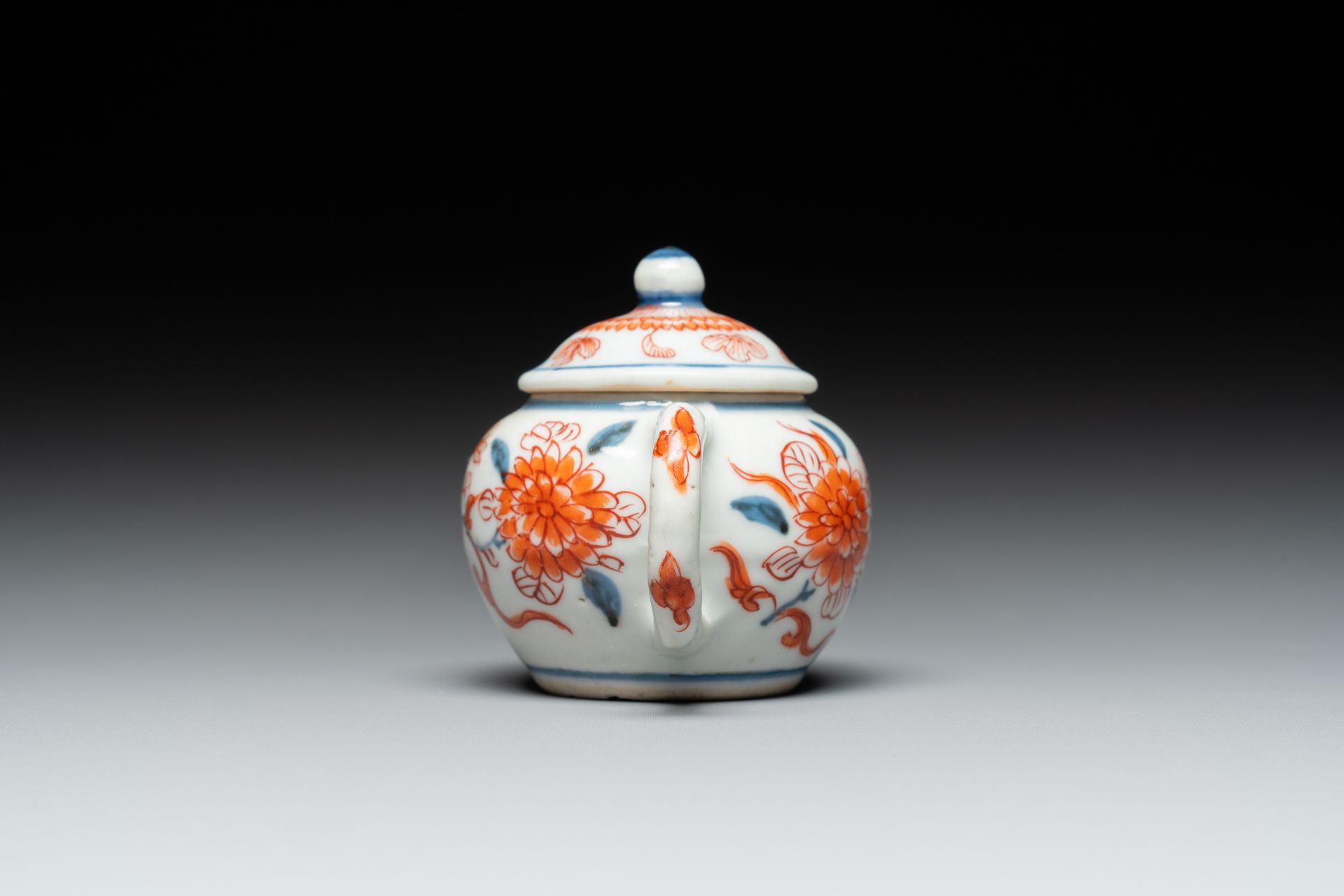 A Chinese miniature Imari-style teapot, Kangxi - Bild 5 aus 7