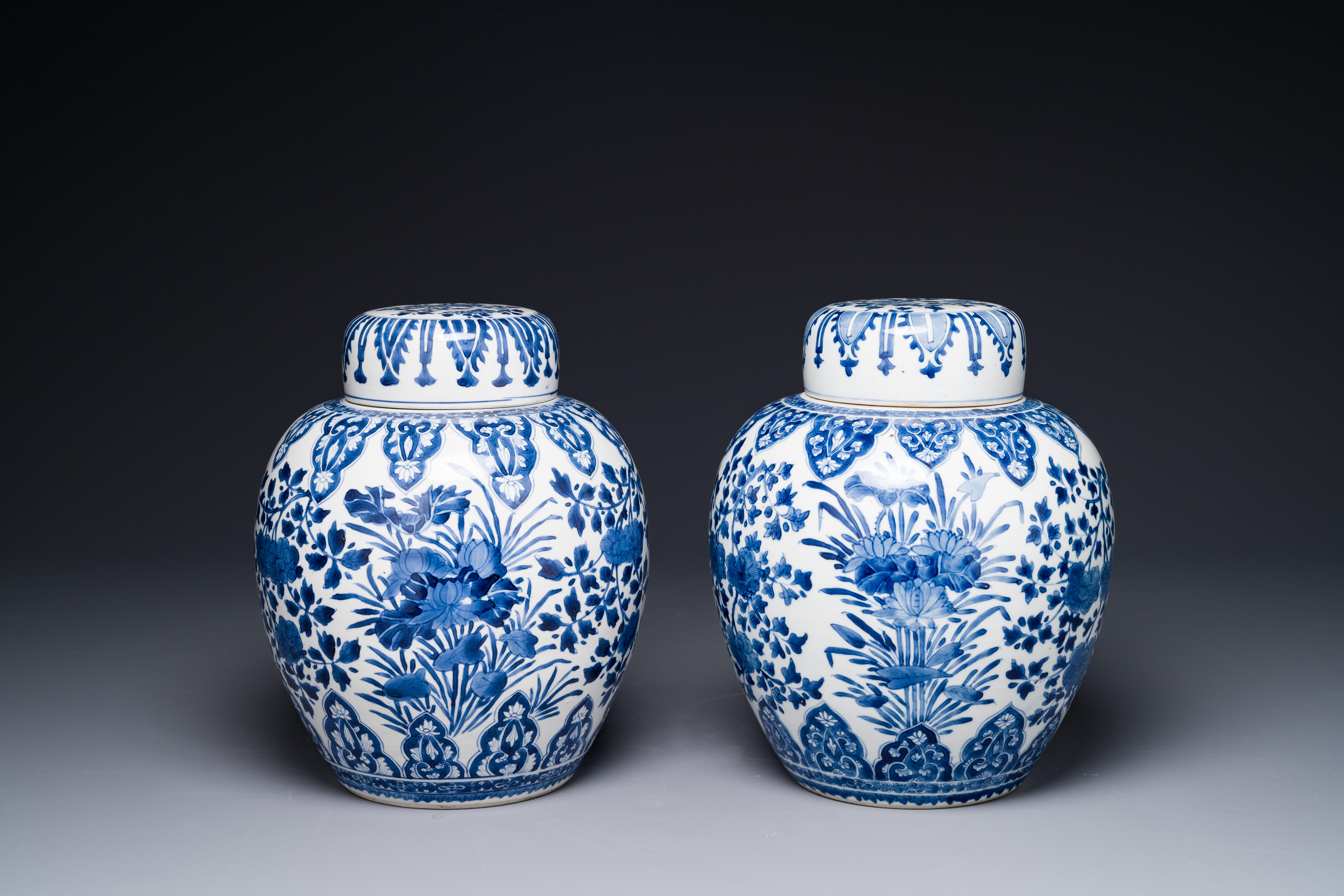A pair of Chinese blue and white ginger jars and lid with floral design, Kangxi - Image 2 of 5