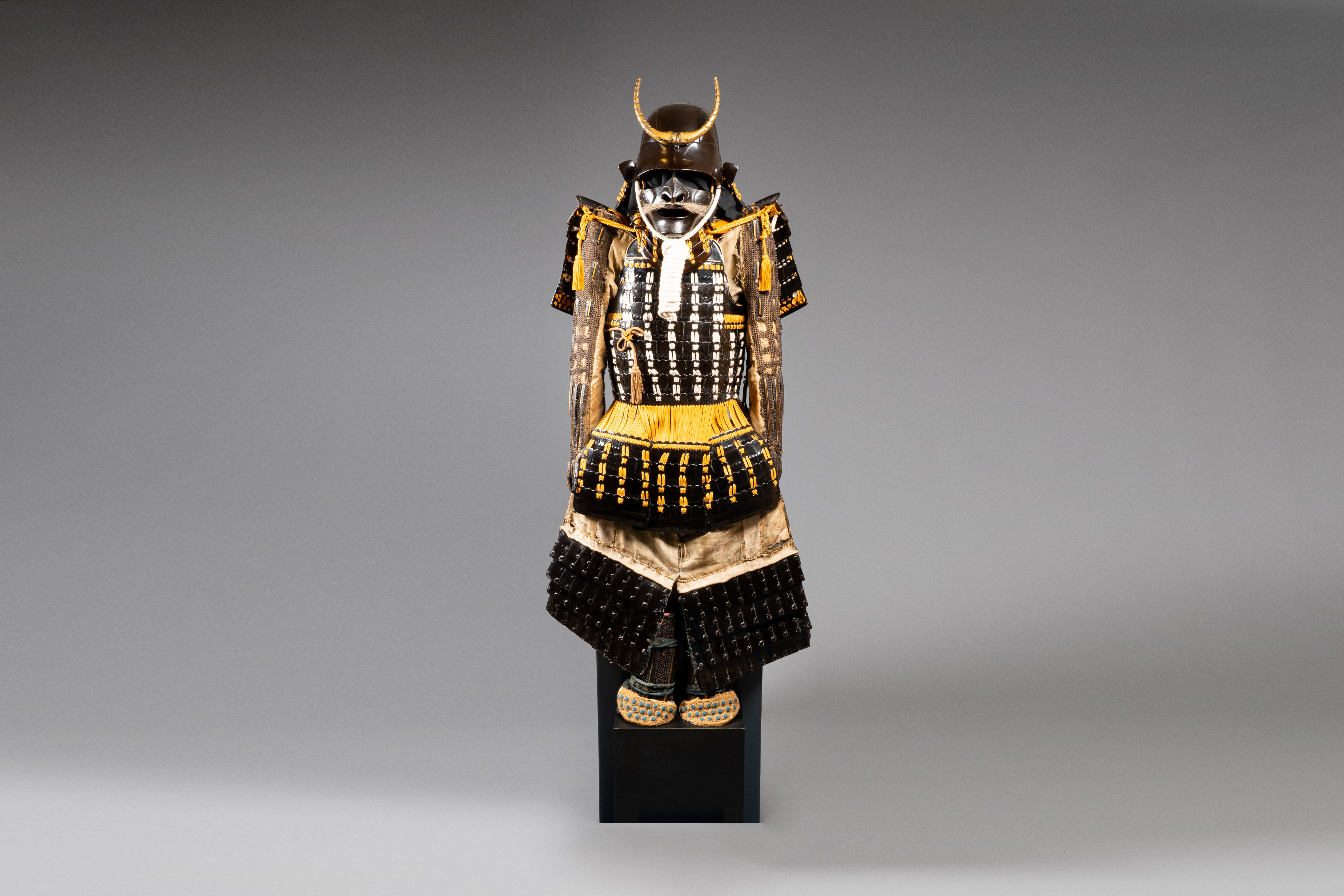 An impressive Japanese Samurai Gusoku armor, Momoyama and Edo period, late 16th / early 17th C. - Image 2 of 9