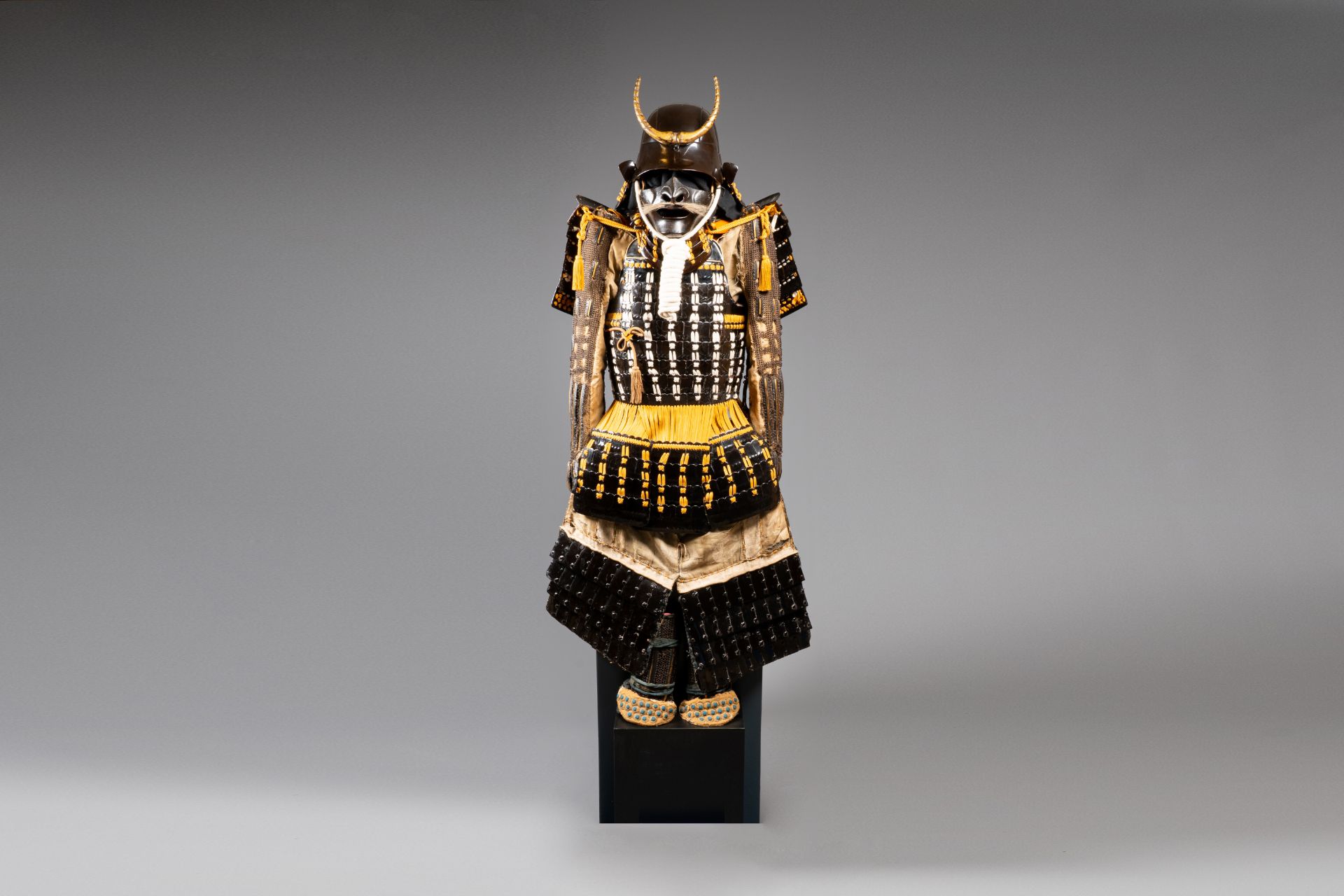 An impressive Japanese Samurai Gusoku armor, Momoyama and Edo period, late 16th / early 17th C. - Bild 2 aus 9