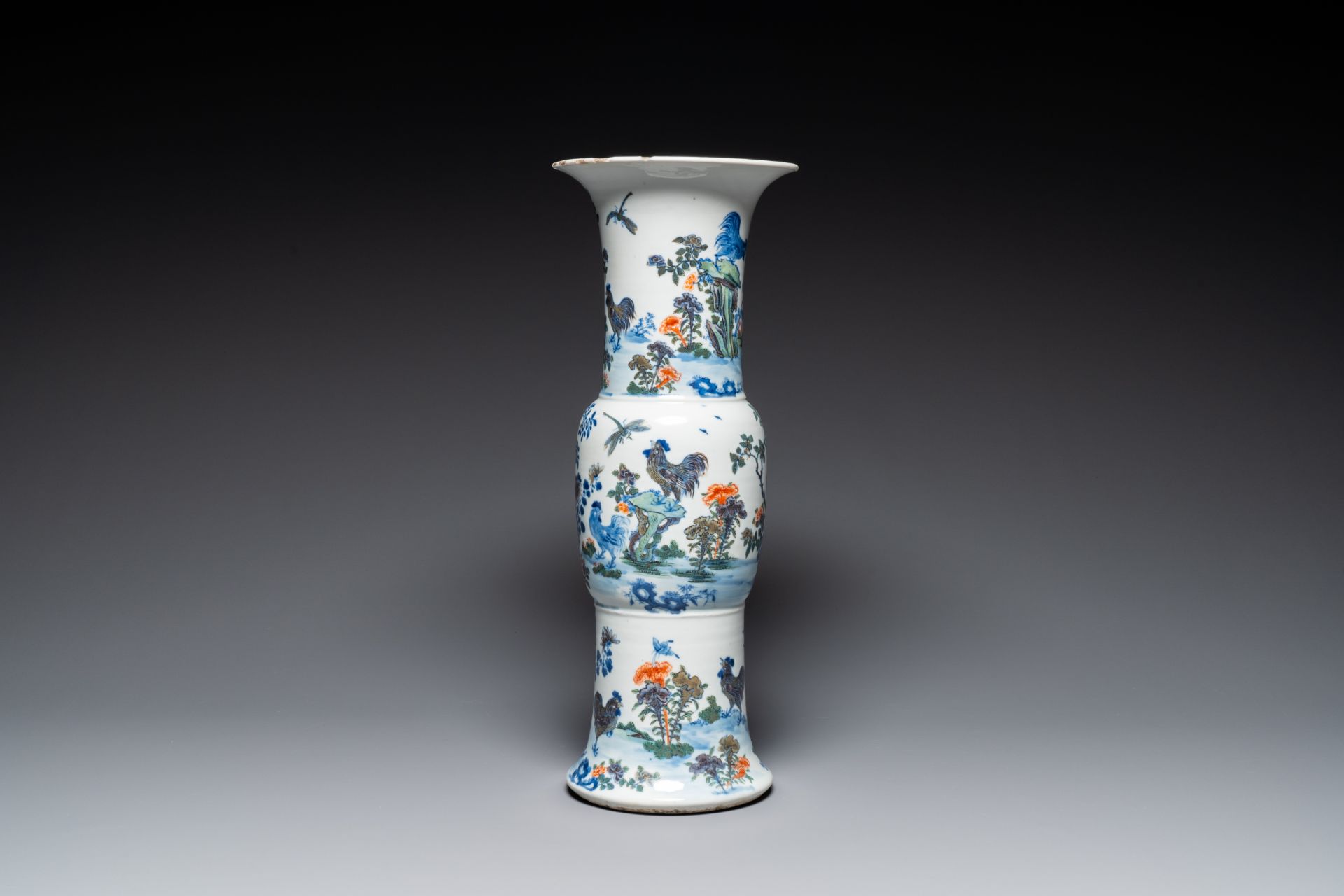 A Chinese doucai 'gu' vase with roosters, Qianlong mark, 19th C - Bild 4 aus 6