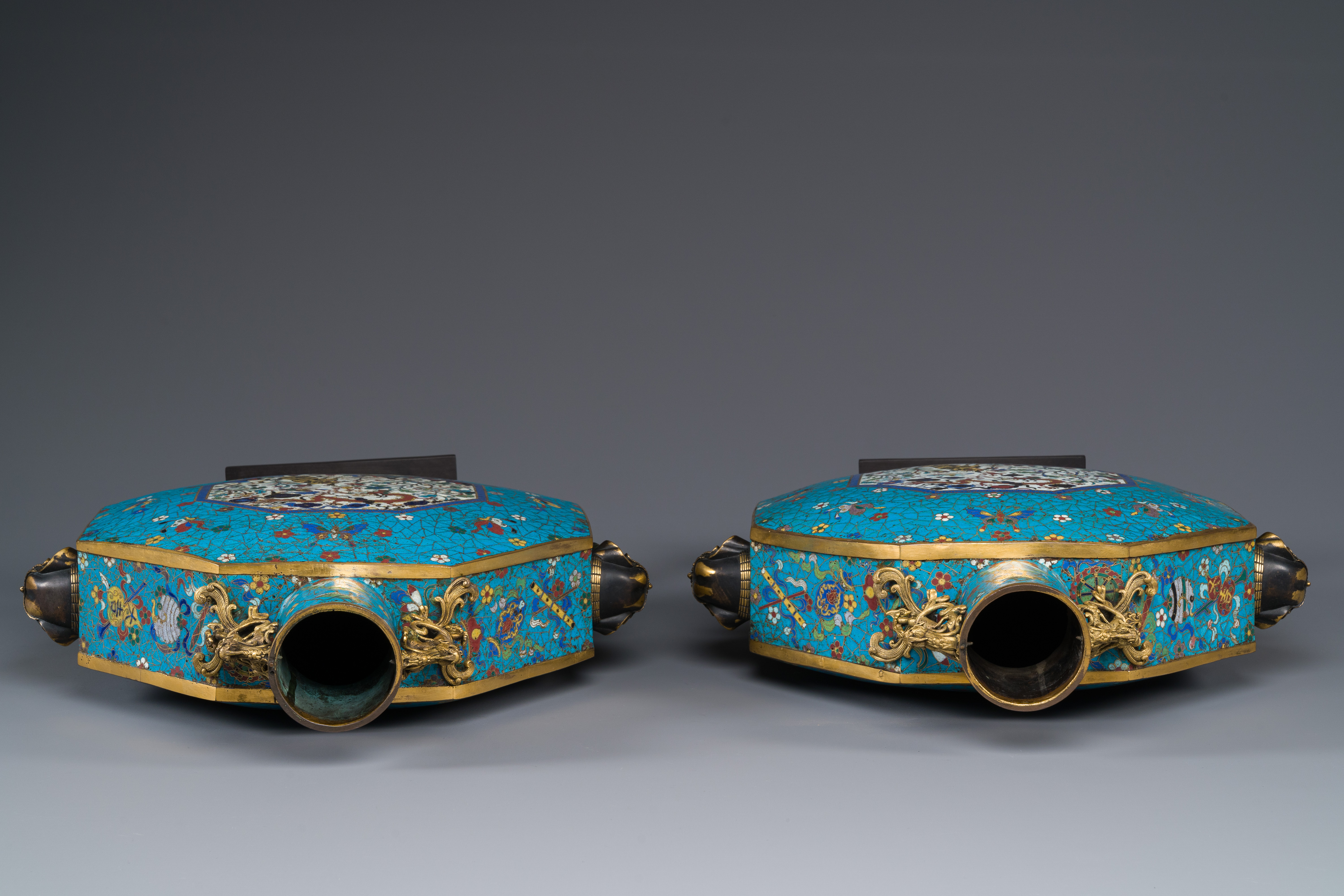 A pair of large Chinese octagonal cloisonne moonflasks, 'bianhu', Qianlong/Jiaqing - Image 6 of 7