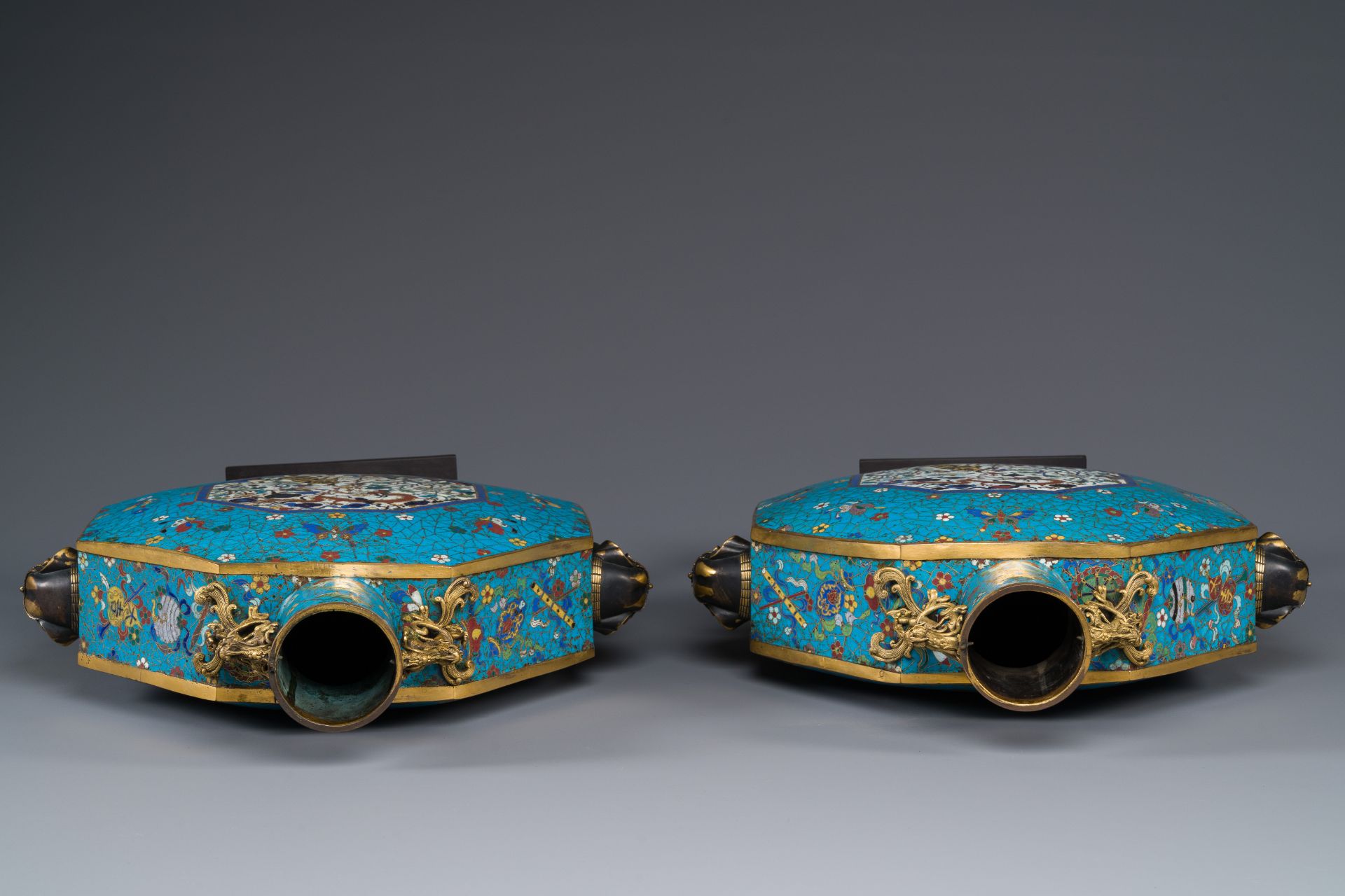 A pair of large Chinese octagonal cloisonne moonflasks, 'bianhu', Qianlong/Jiaqing - Bild 6 aus 7