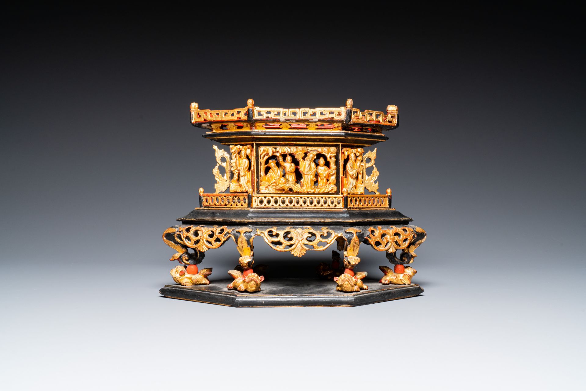 A Chinese gilt lacquer altar piece or 'chanab' for the Straits or Peranakan market, 19/20th C. - Bild 12 aus 13