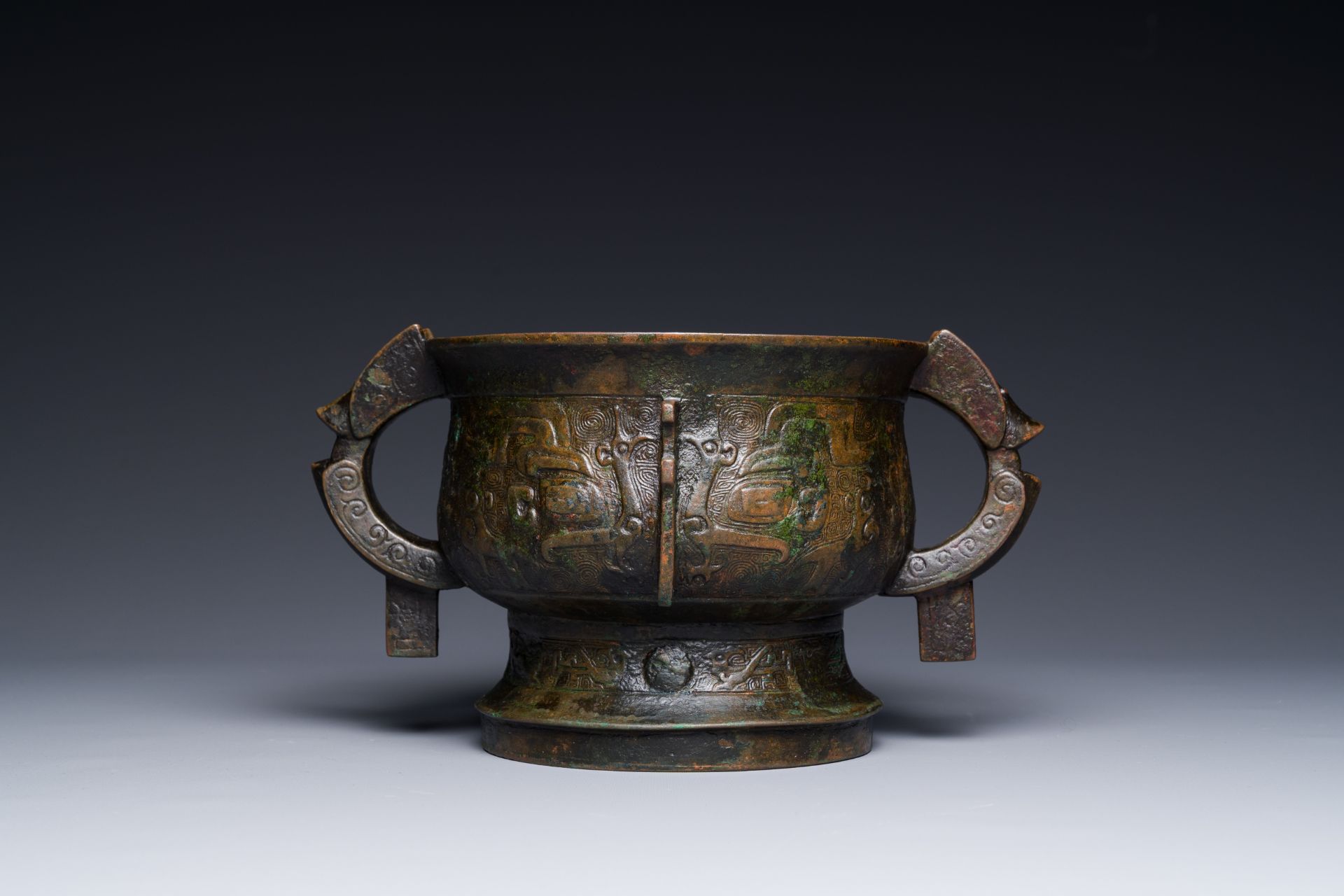 A Chinese unusual archaistic bronze censer with wooden cover, 'gui', Song - Bild 11 aus 21
