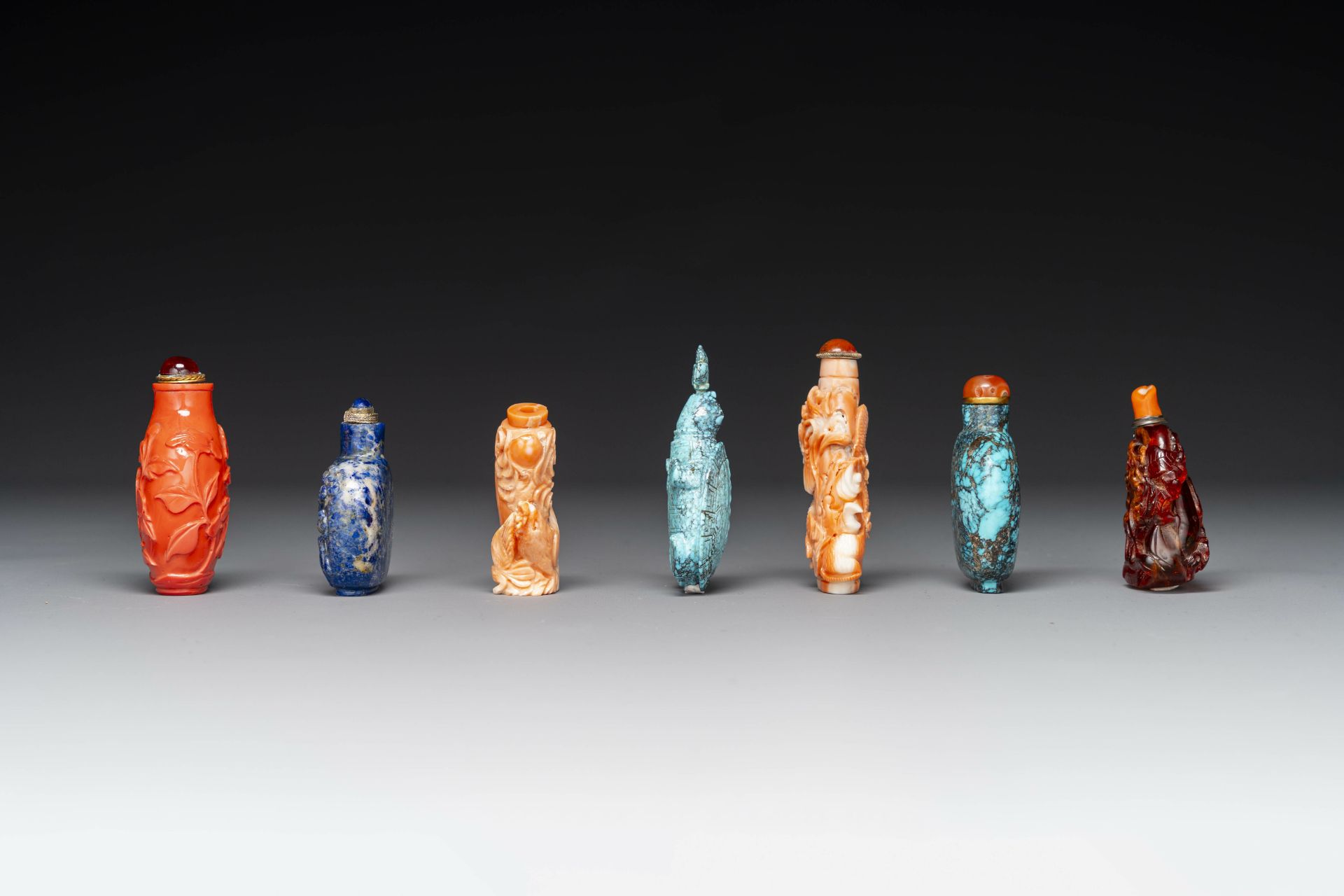 Seven varied Chinese snuff bottles of precious stone, red coral, glass and amber, 19th C. - Bild 4 aus 7