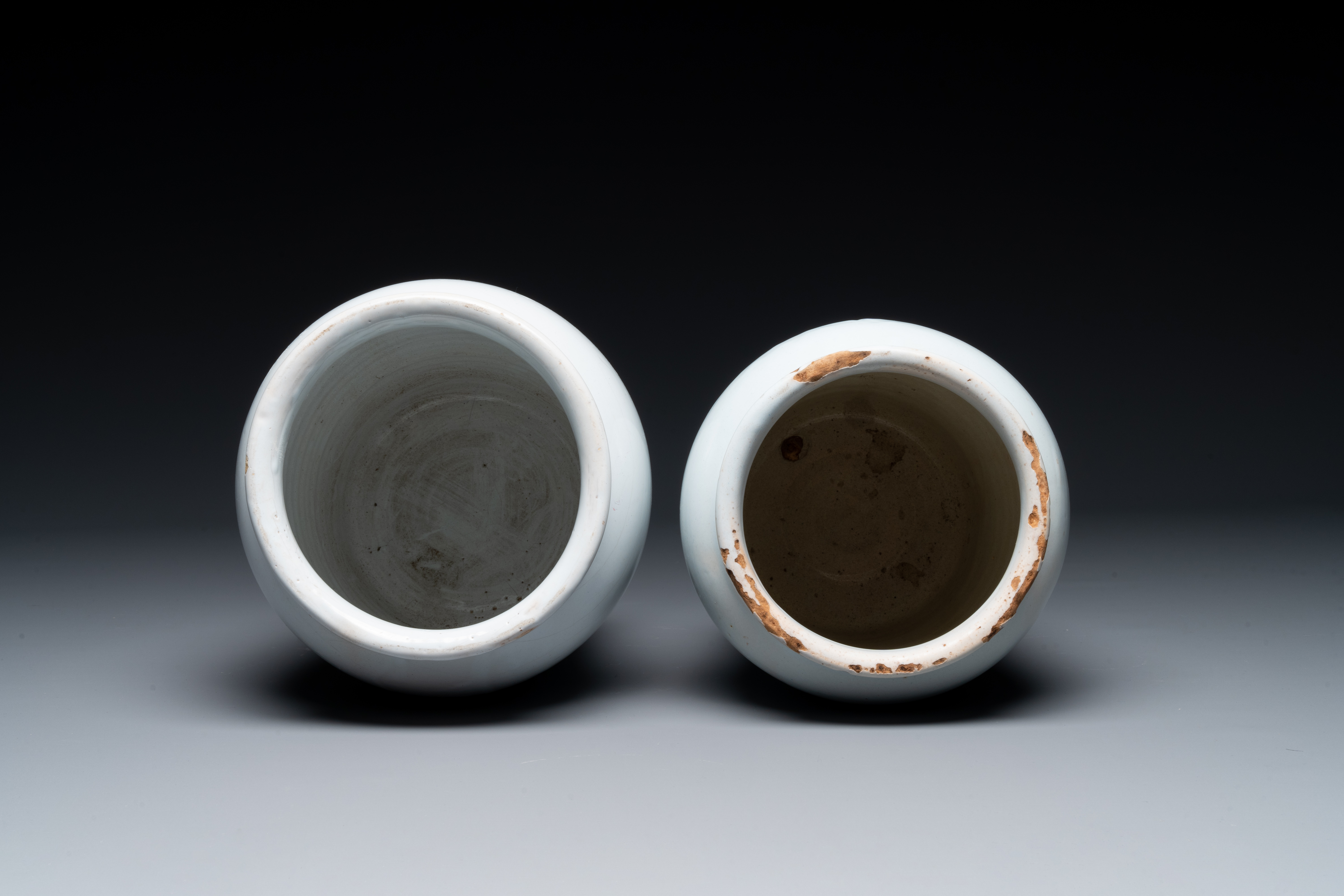 Two white glazed pottery tobacco jars, France, late 18th C. - Bild 7 aus 10