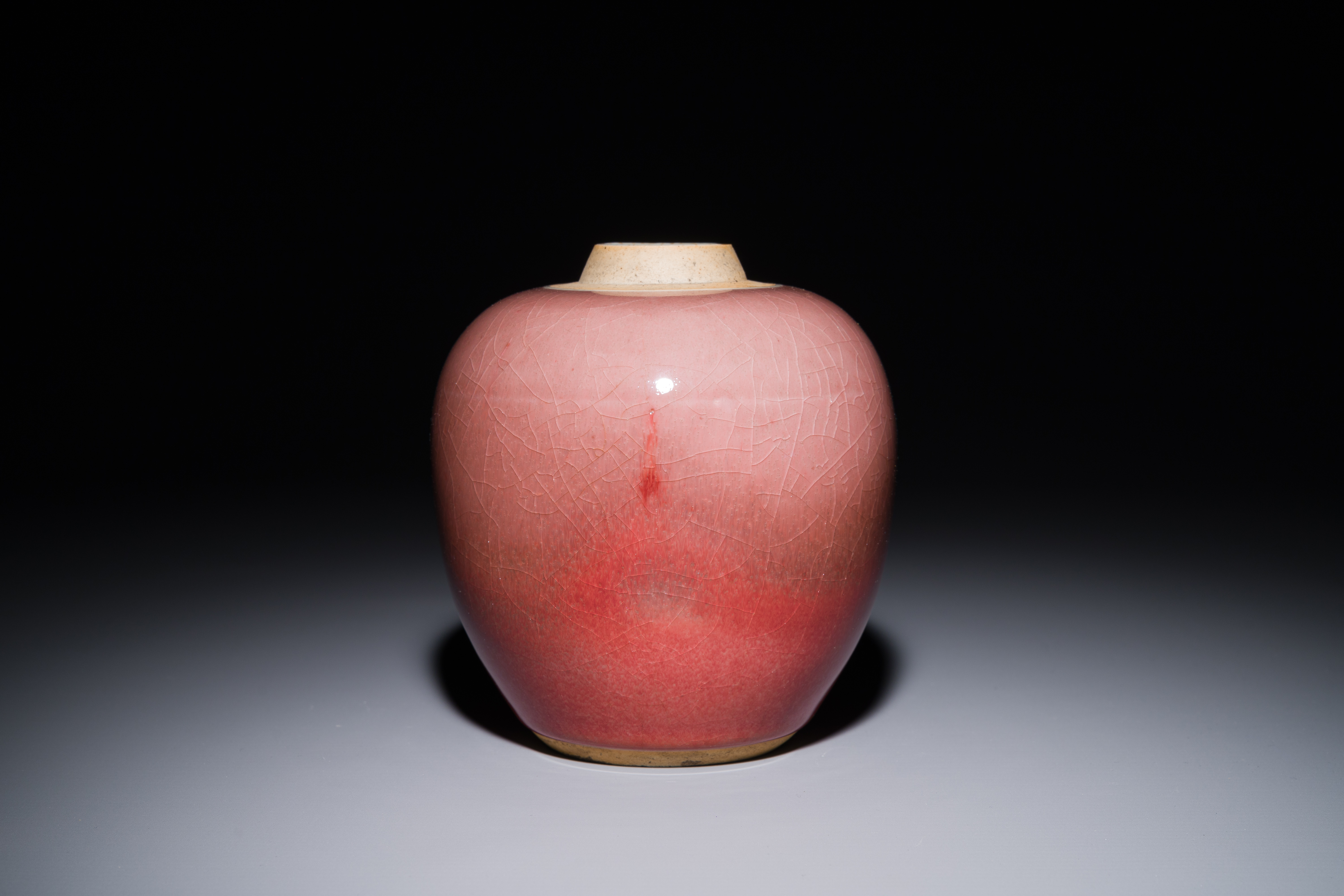 A Chinese monochrome copper-red-glazed ginger jar with a reticulated wooden cover, 18/19th C. - Image 4 of 5