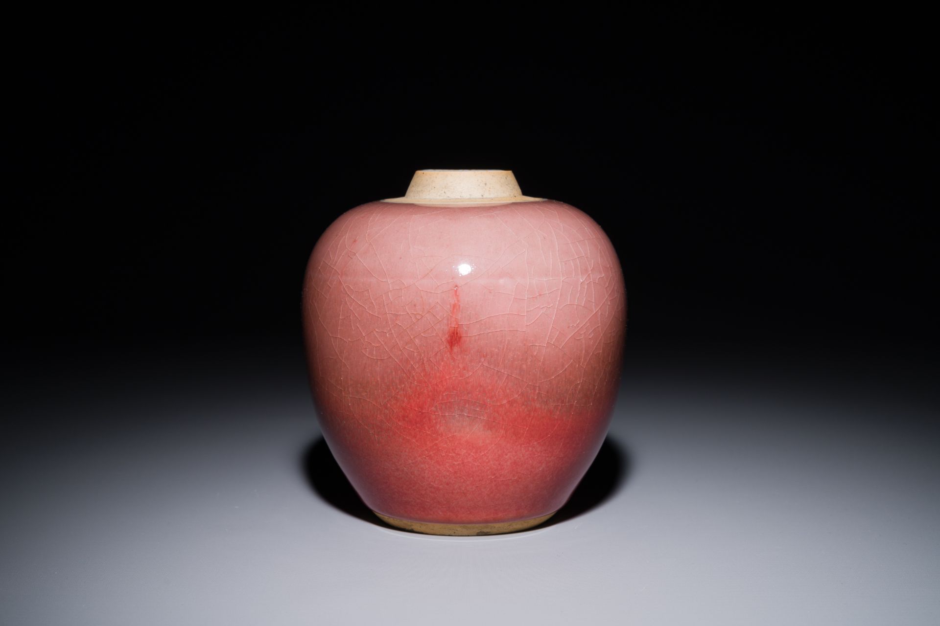 A Chinese monochrome copper-red-glazed ginger jar with a reticulated wooden cover, 18/19th C. - Image 4 of 5