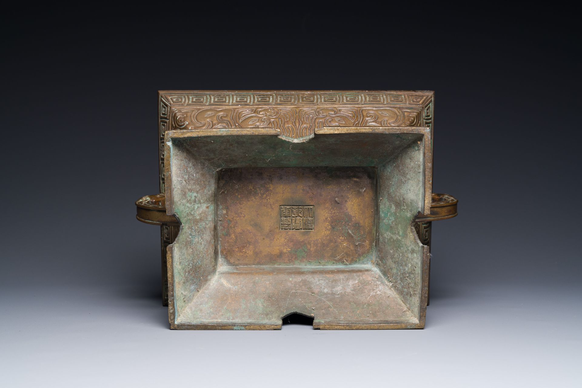 A Chinese bronze ritual vessel, 'Fu', Qianlong seal mark and of the period - Bild 7 aus 7