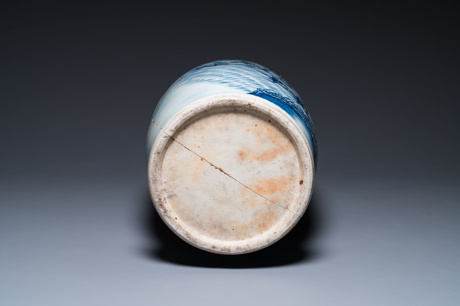 A large Chinese blue, white and copper-red vase with a mountainous river landscape, 19th C. - Image 6 of 6