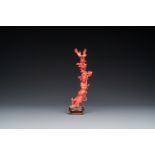 A Chinese red coral figure of a standing lady holding a vase, 19/20th C.