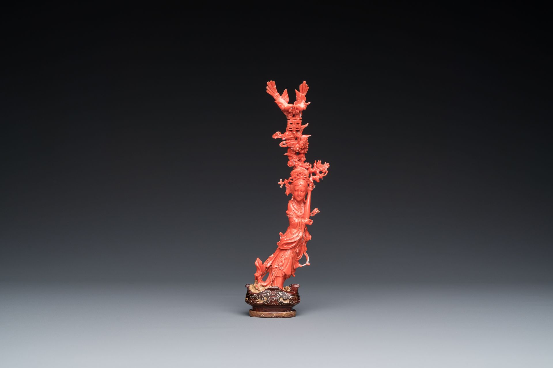 A Chinese red coral figure of a standing lady holding a vase, 19/20th C.