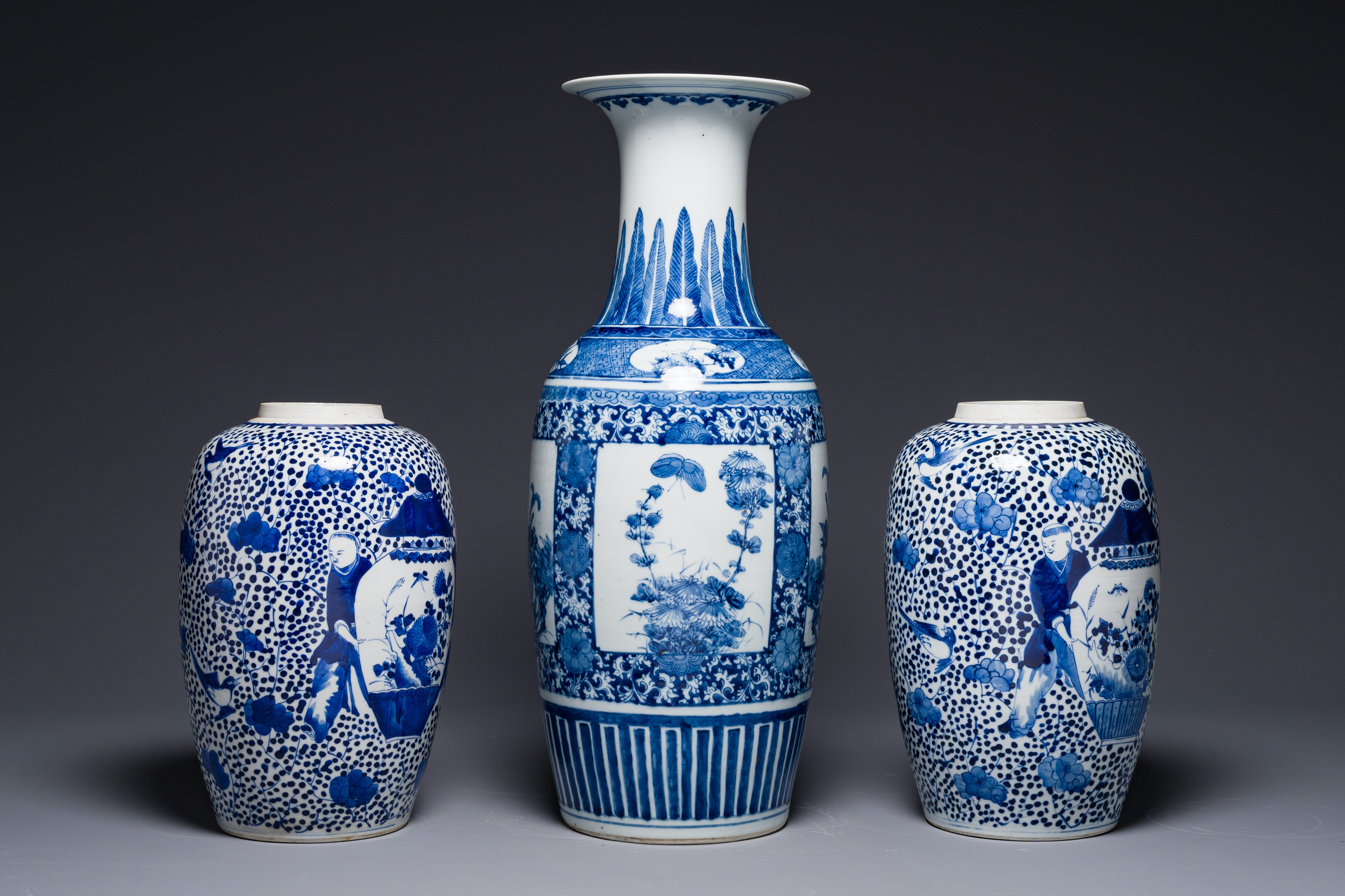 A pair of Chinese blue and white jars and a vase, Kangxi mark, 19th C. - Image 4 of 6