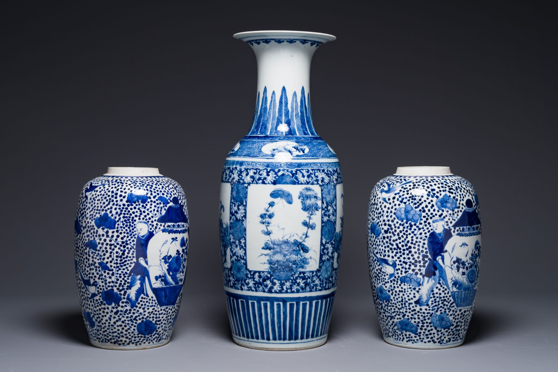 A pair of Chinese blue and white jars and a vase, Kangxi mark, 19th C. - Bild 4 aus 6