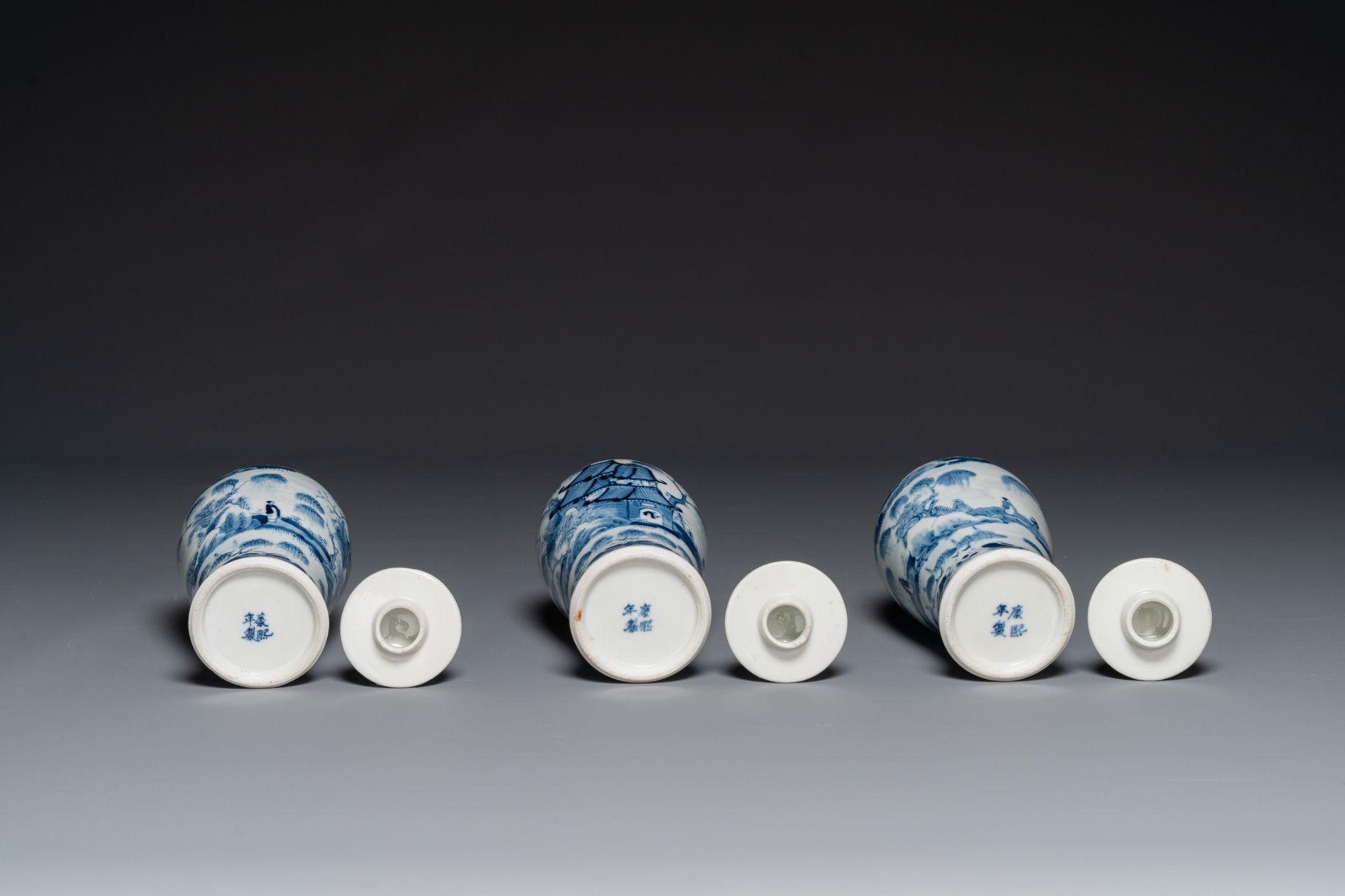 A Chinese blue and white garniture of five vases with landscape design, 19th C. - Bild 4 aus 6