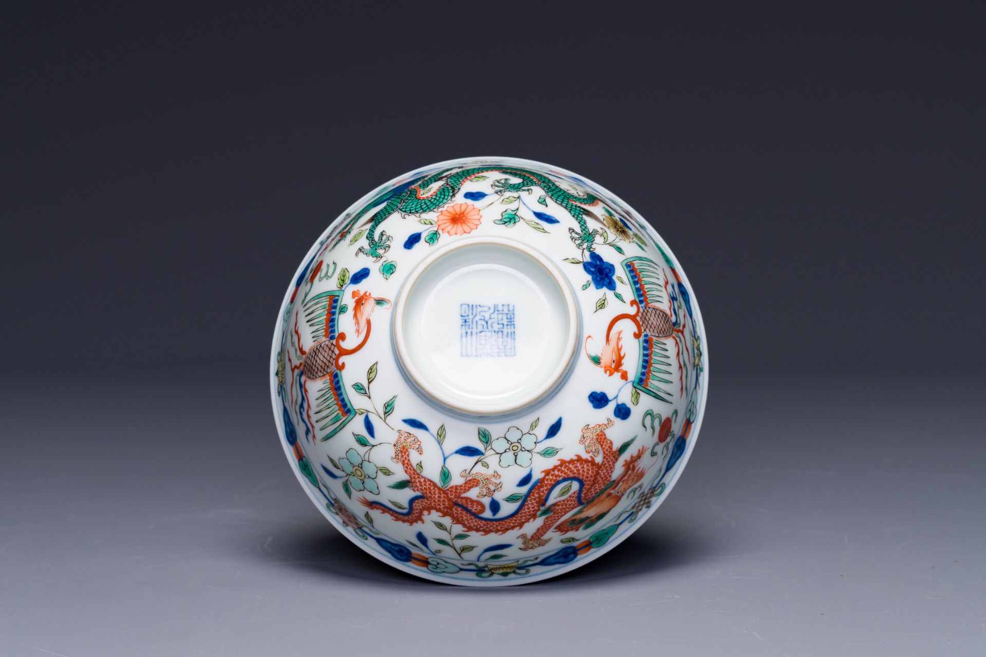 A Chinese wucai 'dragon and phoenix' bowl, Daoguang mark and of the period - Image 4 of 4