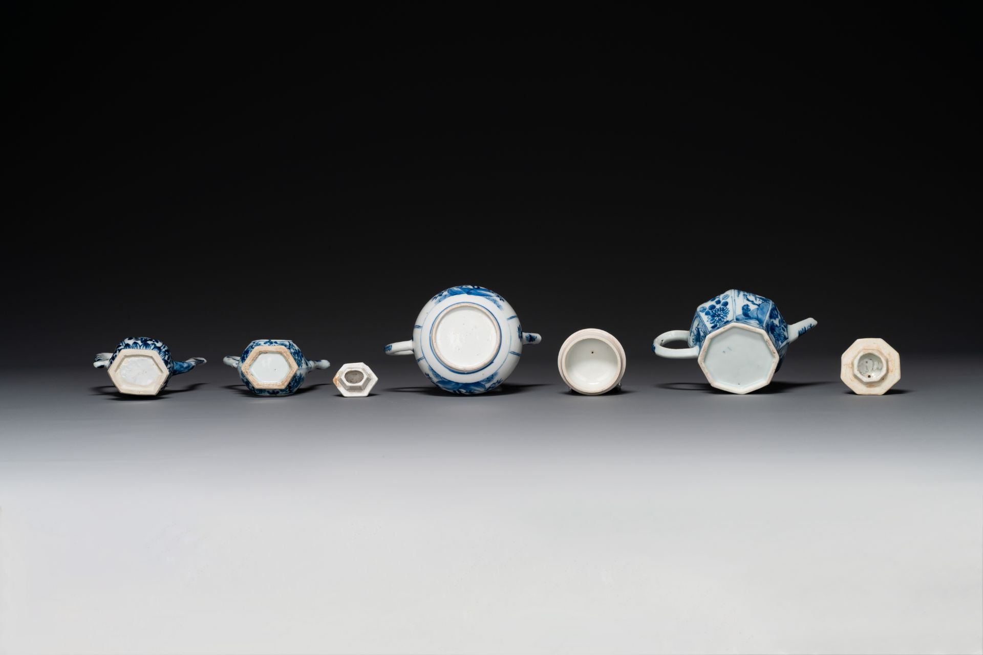 Two Chinese blue and white ewers and two teapots, Kangxi - Bild 4 aus 4