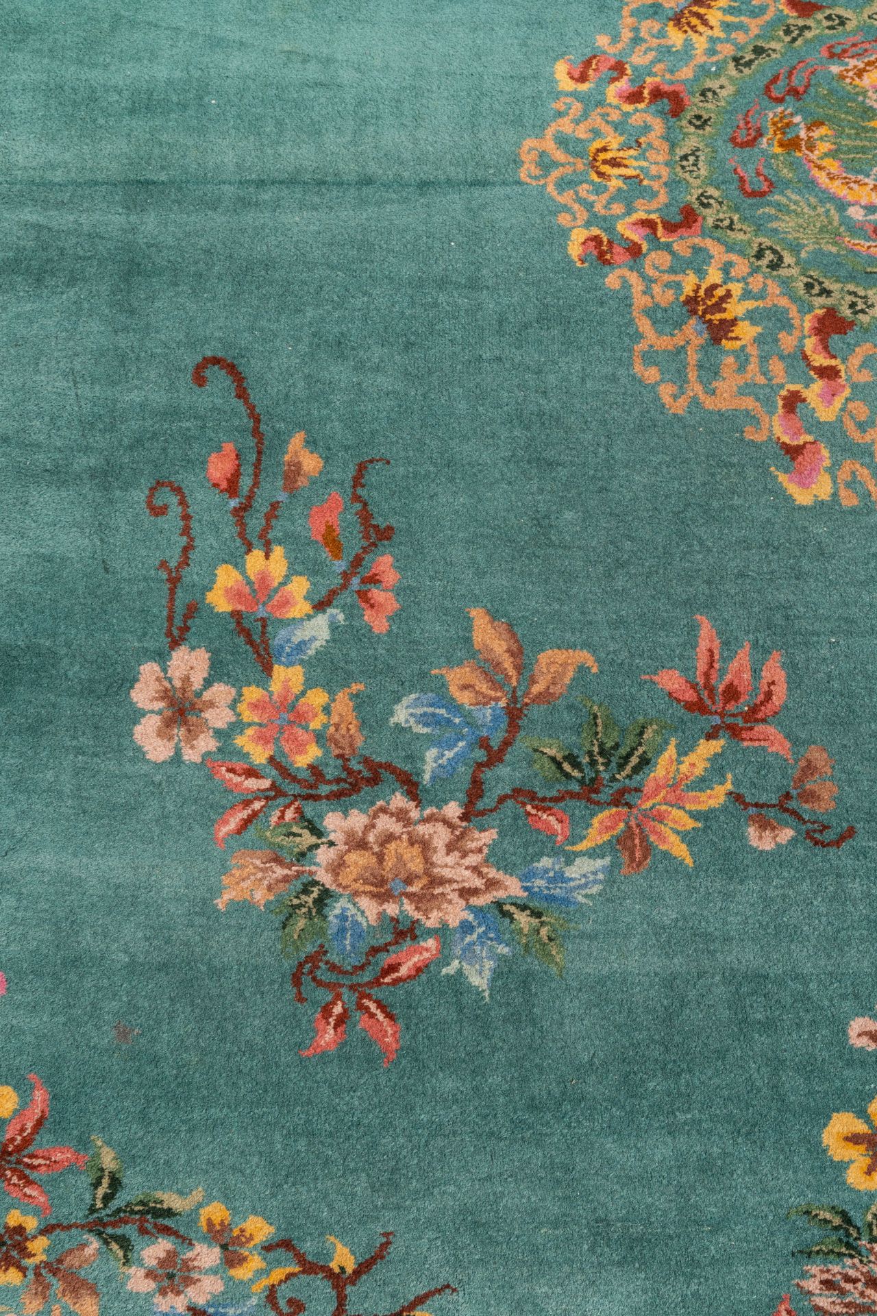 A large Chinese emerald-green-ground carpet with floral design, Republic - Bild 3 aus 5