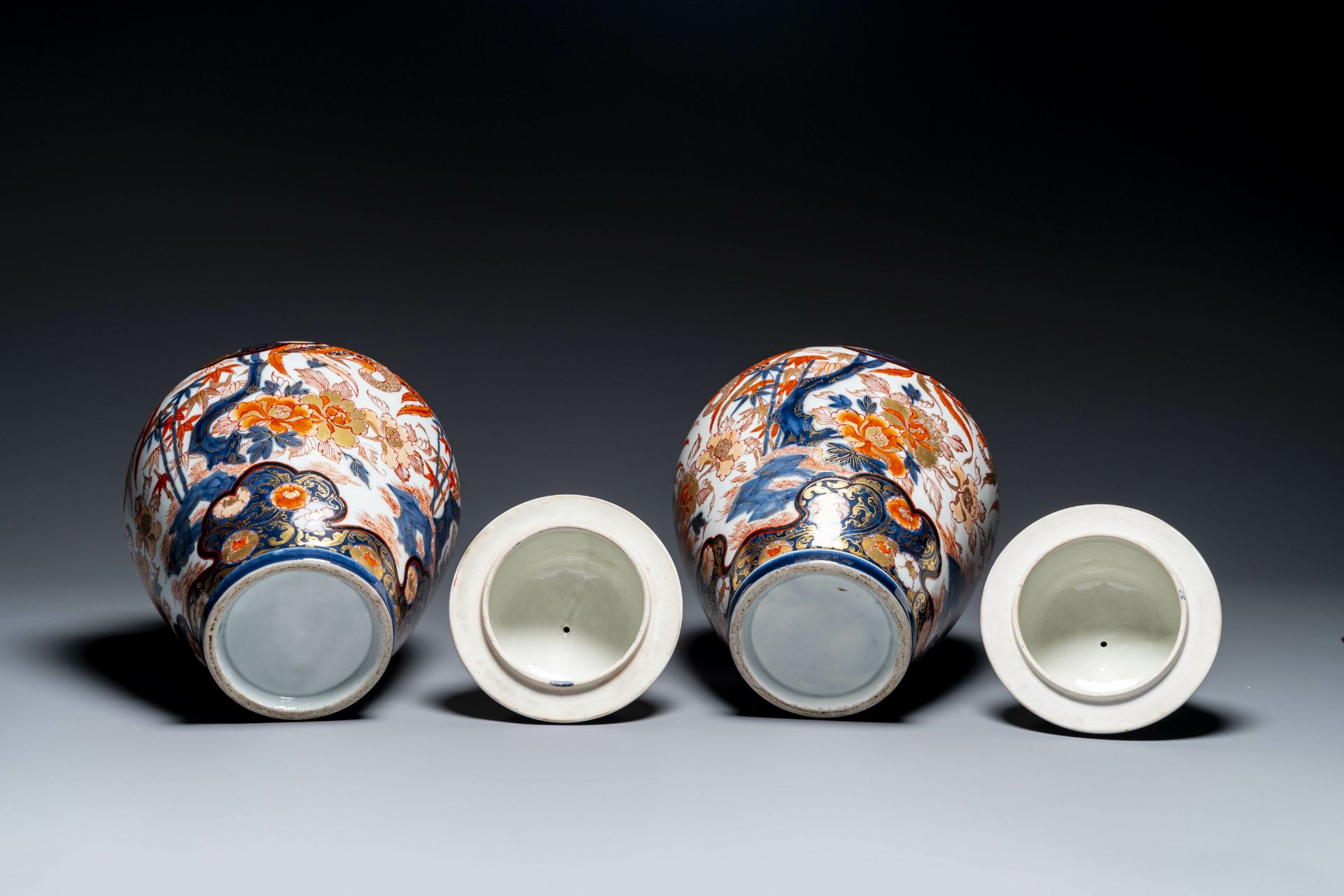 A pair of Japanese Imari covered vases, Edo, 18/19th C. - Image 4 of 4