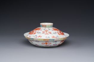 A Chinese famille rose bowl and cover with dragons chasing pearls, Guangxu mark, 19th C.