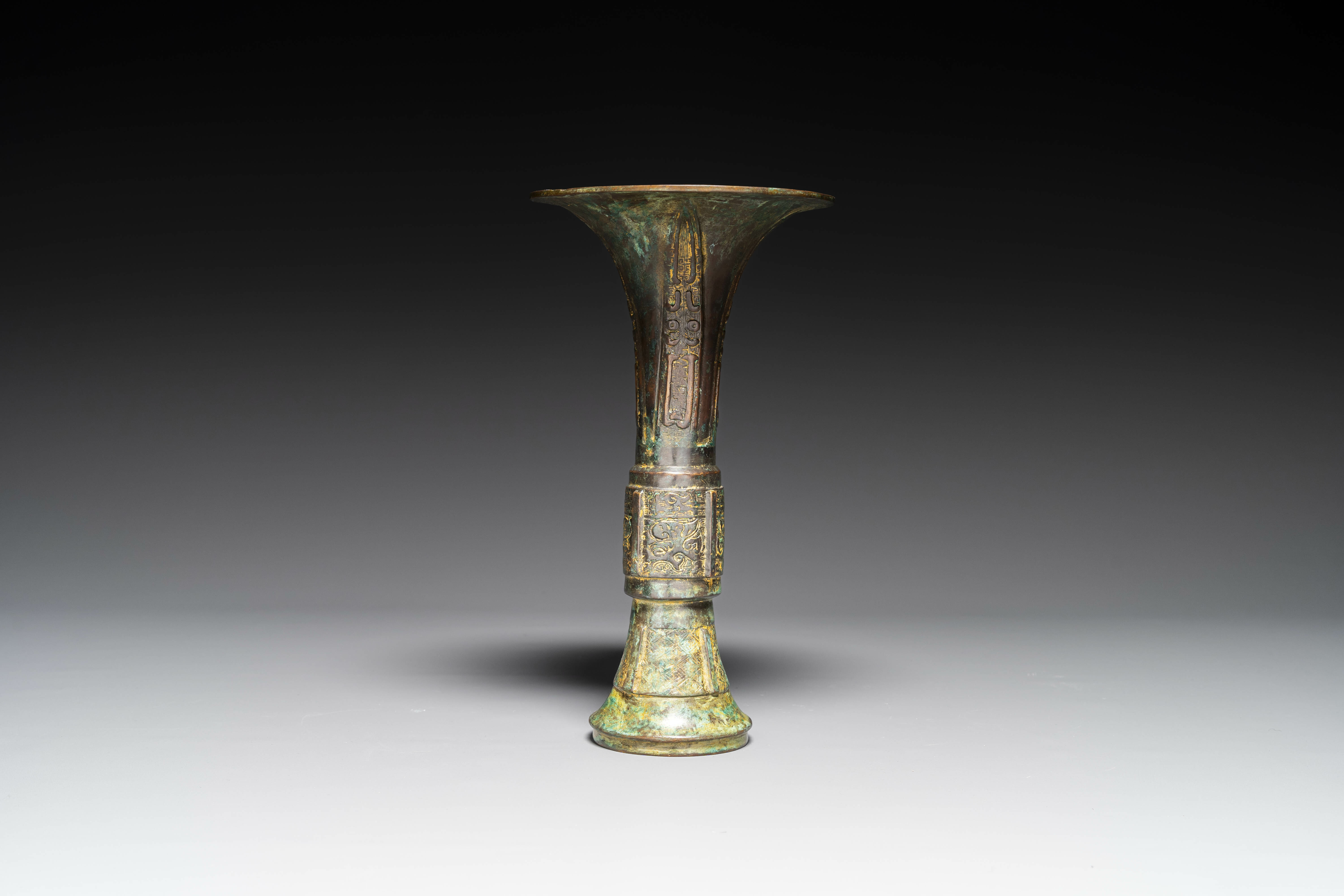 A Chinese bronze Shang-style 'gu' vase on wooden stand, 19/20th C. - Image 9 of 15