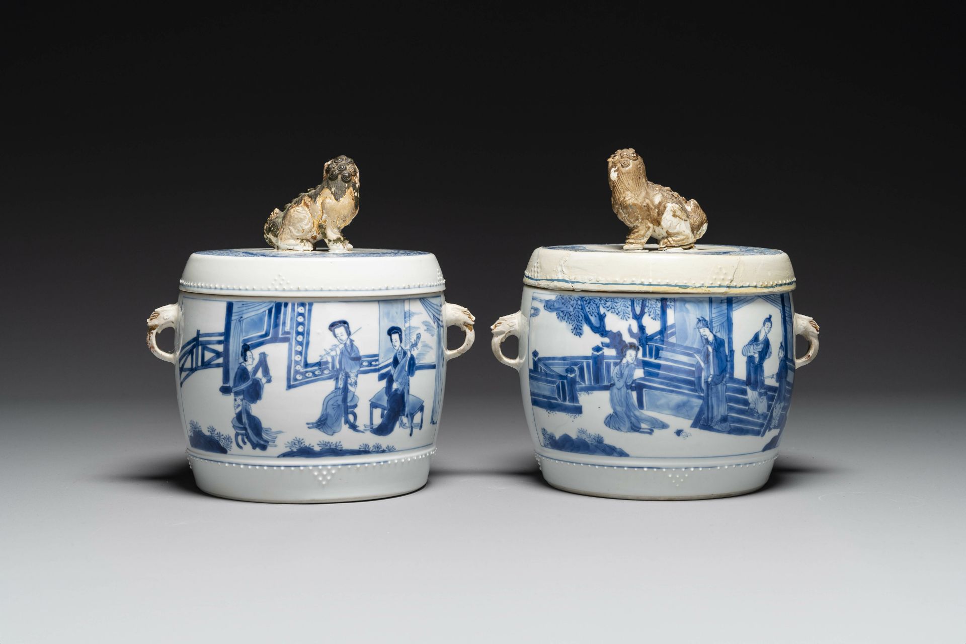A pair of Chinese blue and white drum-shaped jars and cover, Jiajing mark, Kangxi - Bild 5 aus 8