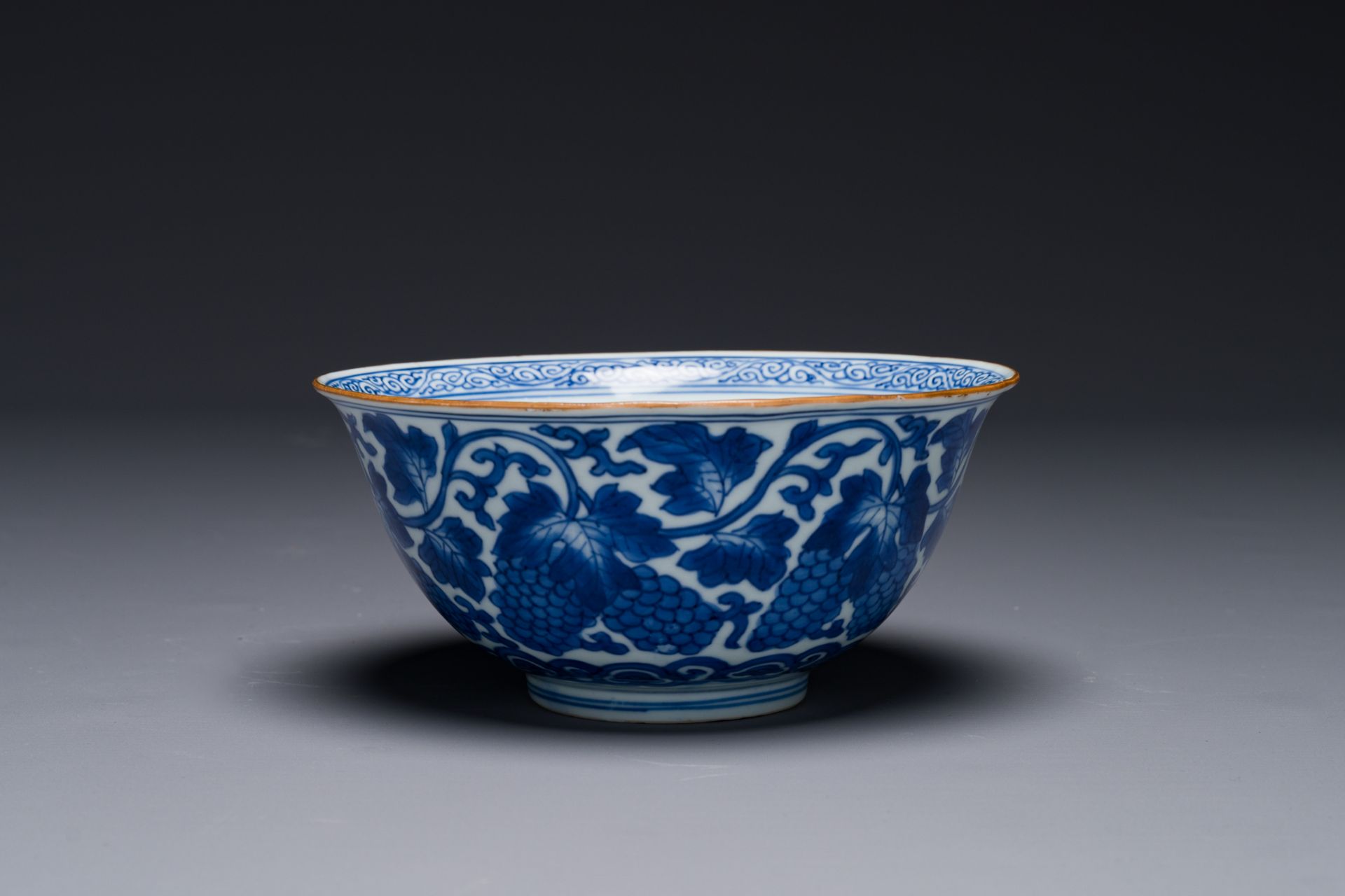 A Chinese blue and white 'grape' bowl, Jiajing mark, Shunzhi/Kangxi - Bild 3 aus 6