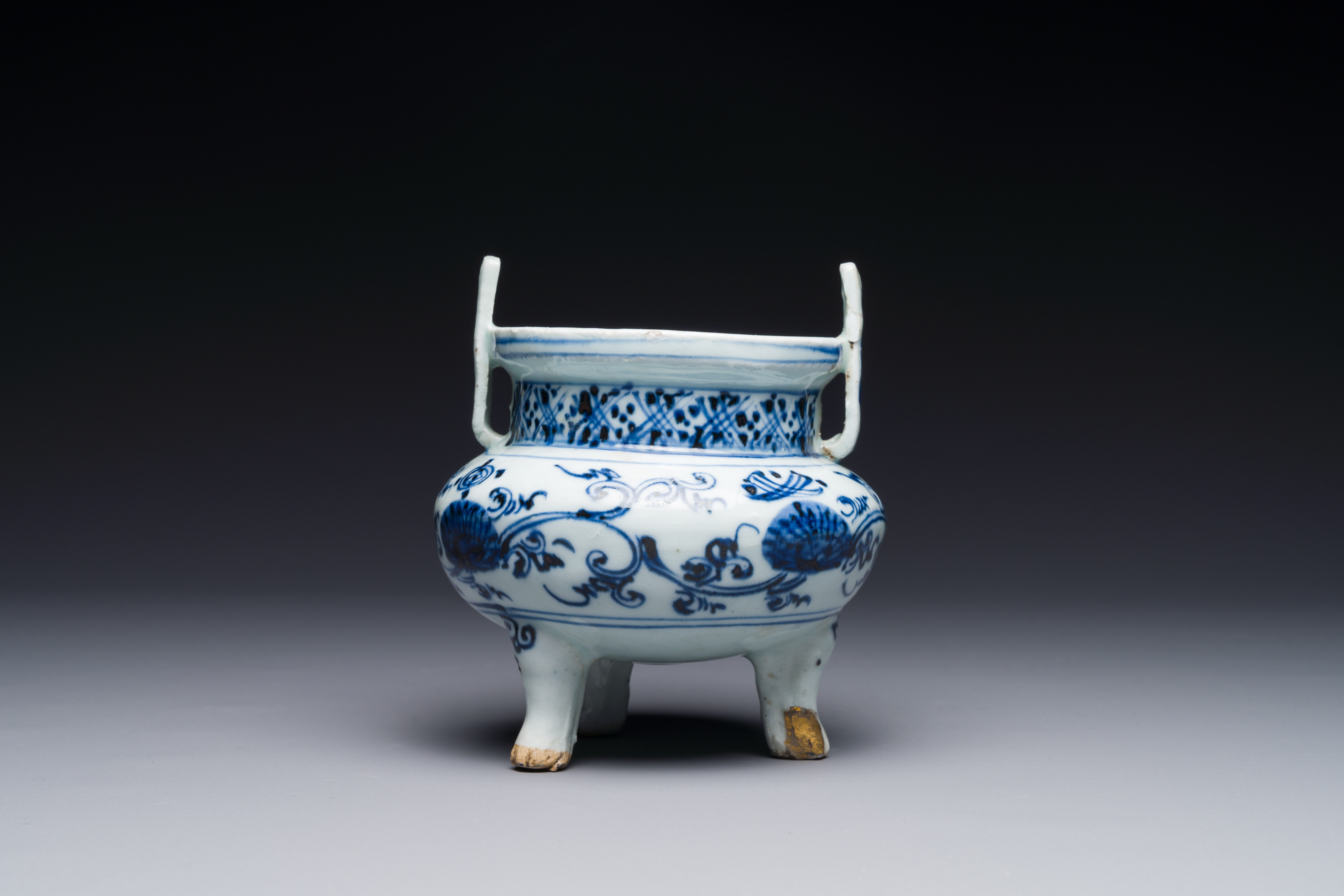 A Chinese blue and white tripod censer with floral design and a wooden cover, Ming - Image 3 of 4