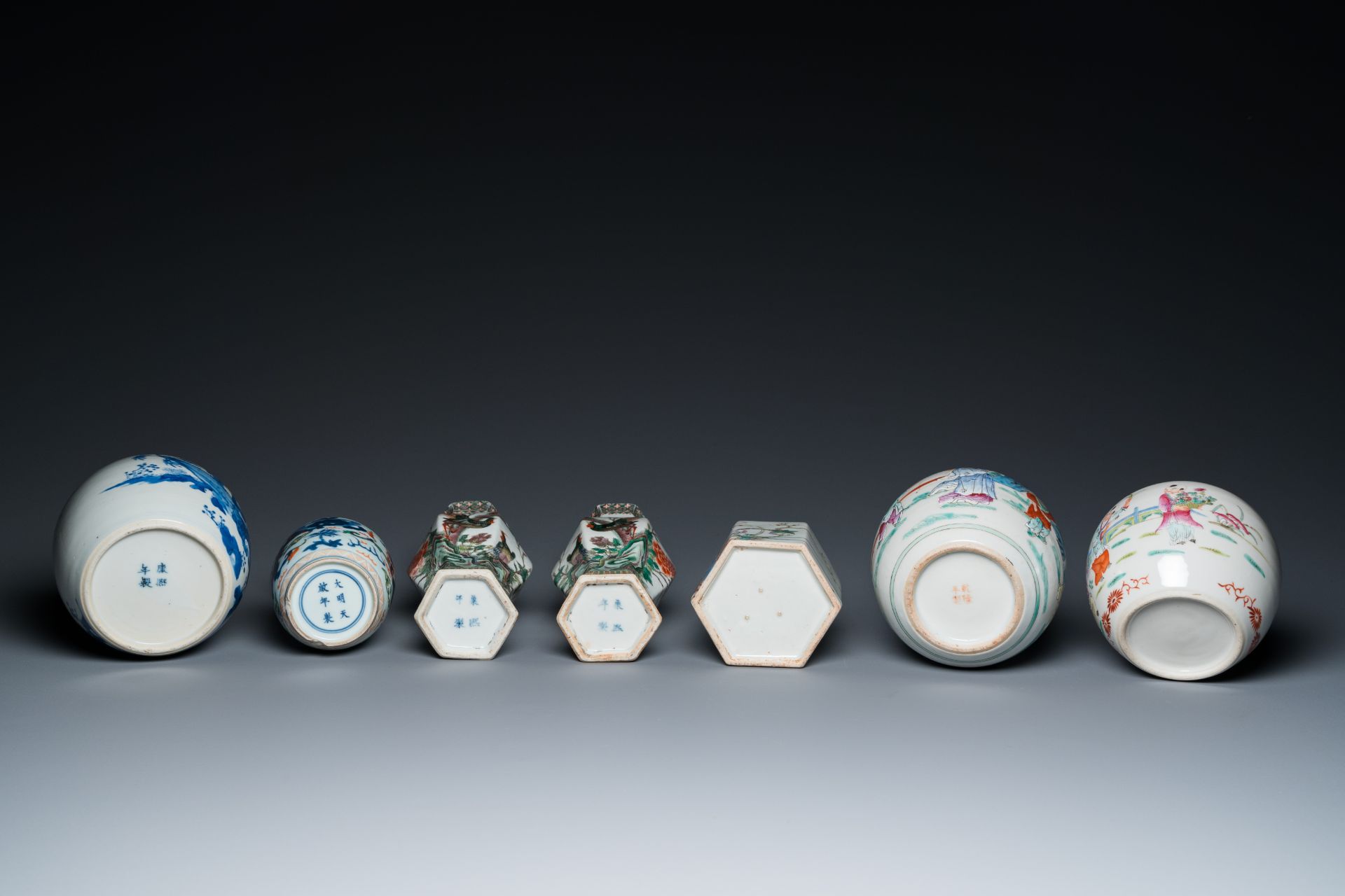 Six various Chinese porcelain vases and a covered jar, 19/20th C. - Bild 7 aus 9