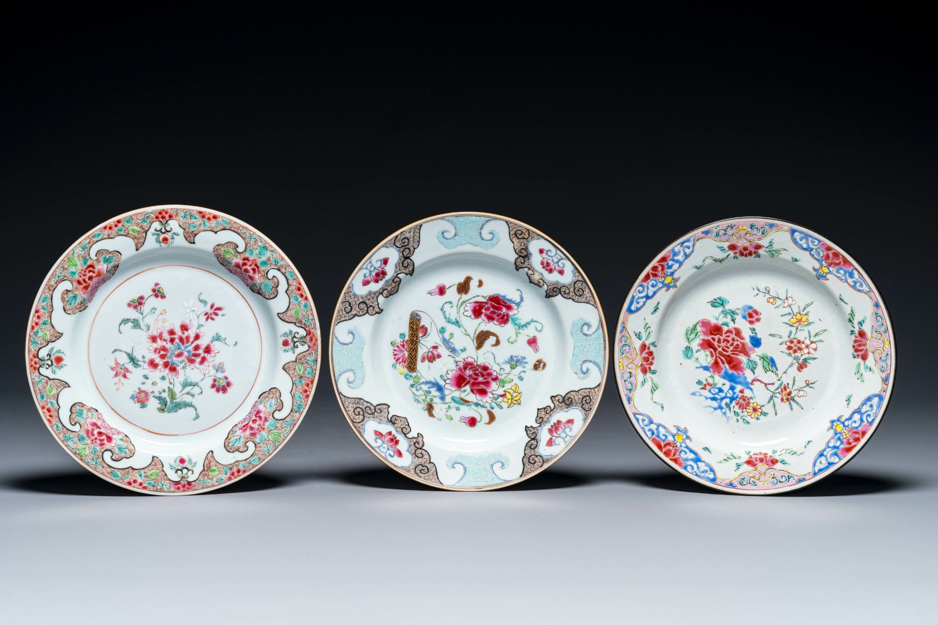 Three Chinese famille rose plates, a butter tub and a tureen and cover, Qianlong - Bild 2 aus 7