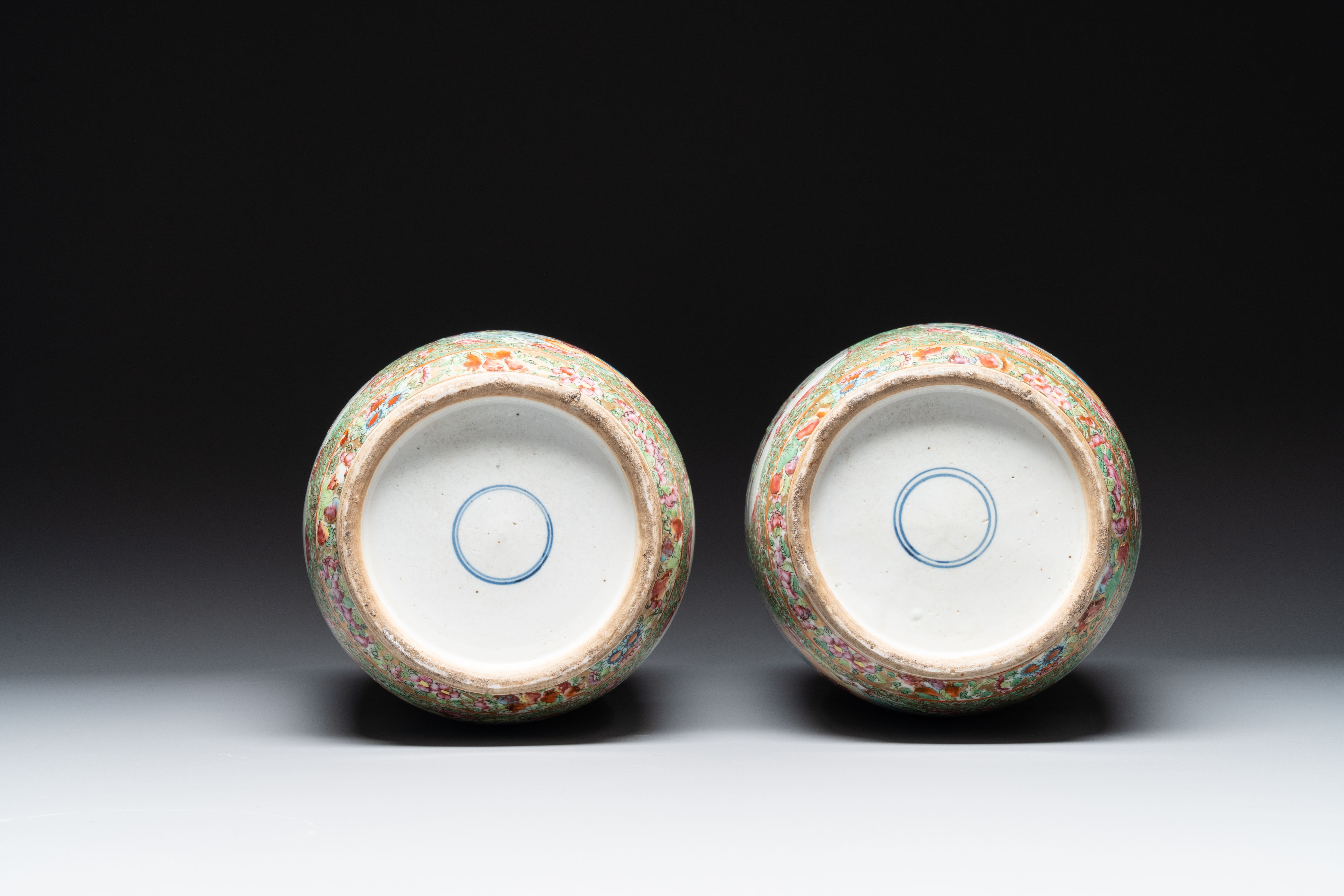 A pair of Chinese Canton famille rose rouleau vases, 19th C. - Image 6 of 6