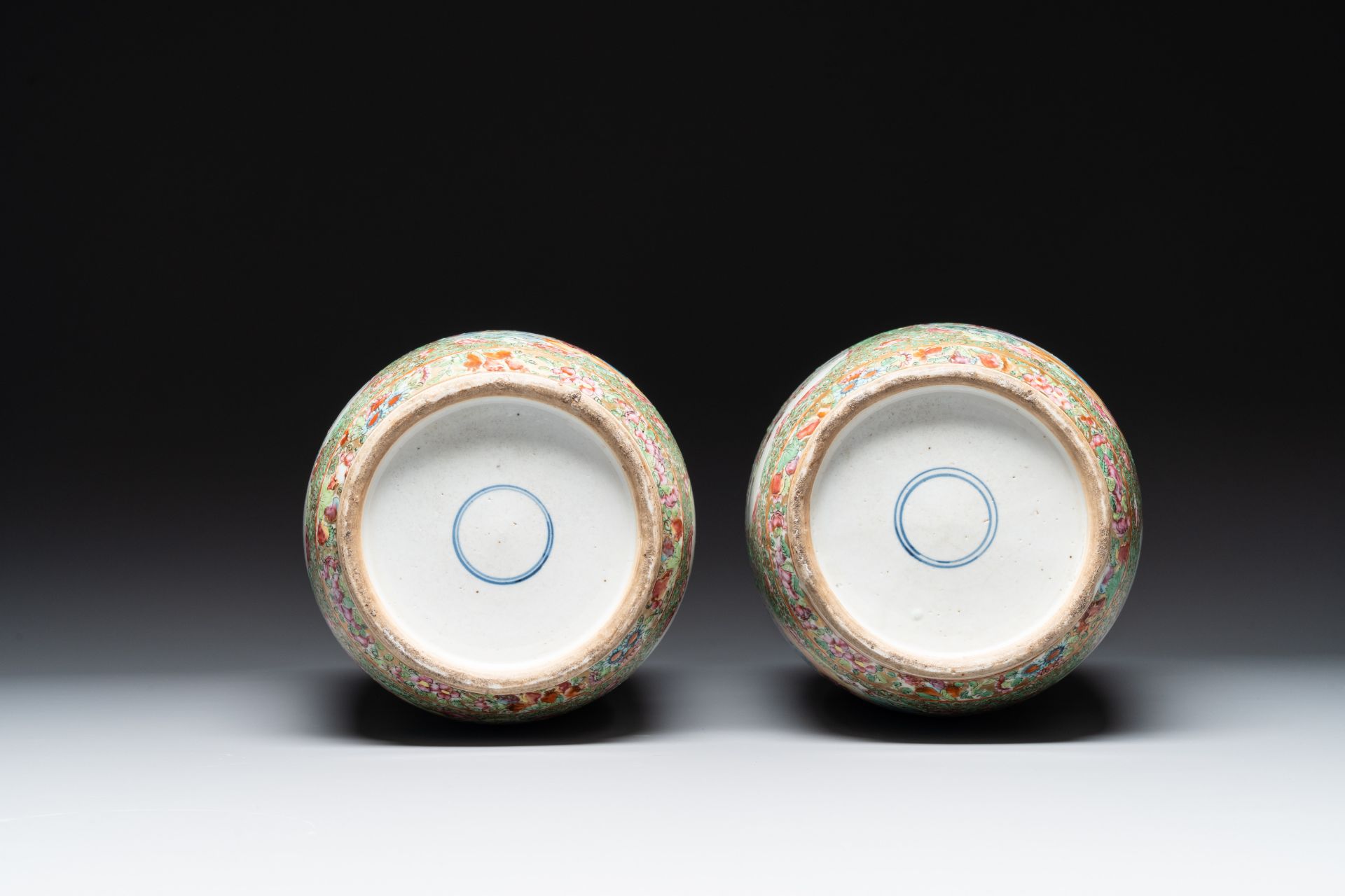 A pair of Chinese Canton famille rose rouleau vases, 19th C. - Bild 6 aus 6