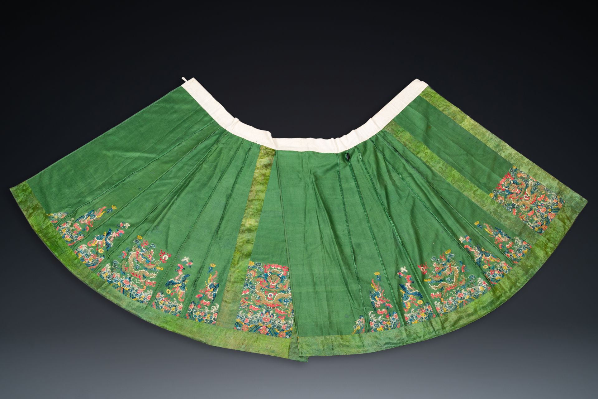 A Chinese embroidered silk 'dragon and phoenix' skirt and a wallet pouch, 18/19th C. - Bild 3 aus 10