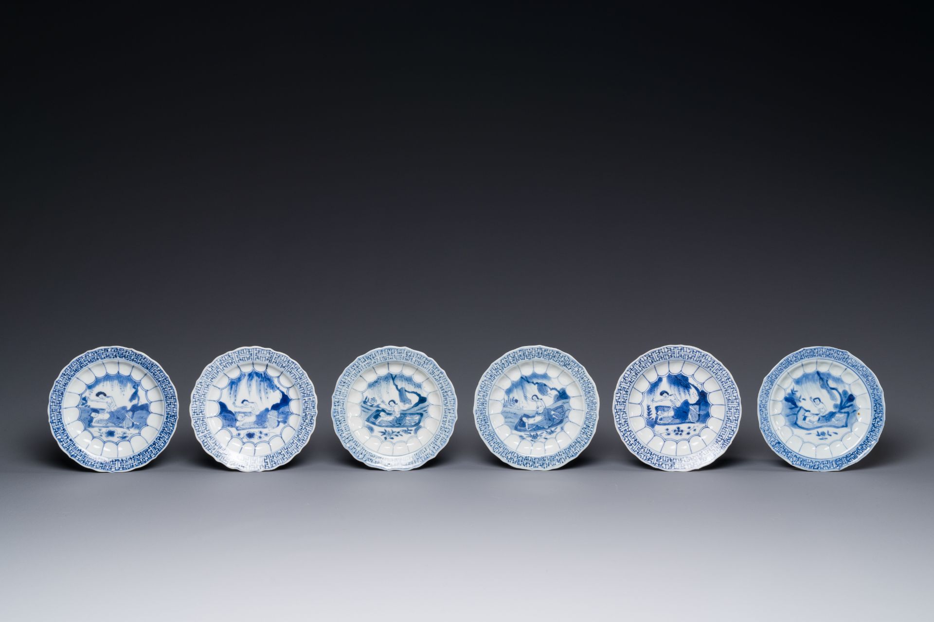 Six Chinese blue and white 'acupuncture' saucers, Kangxi - Bild 4 aus 5