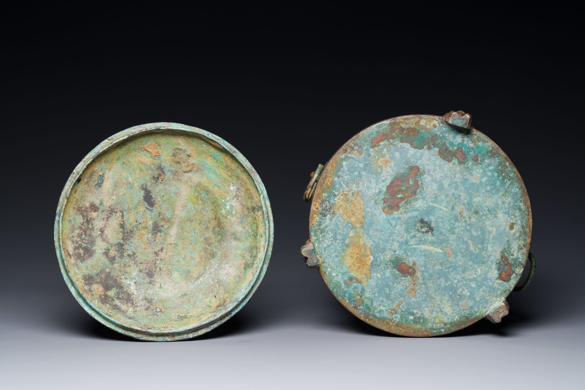 A rare Chinese archaic silver-inlaid bronze cosmetic box and cover, 'lian', Western Han - Bild 20 aus 21