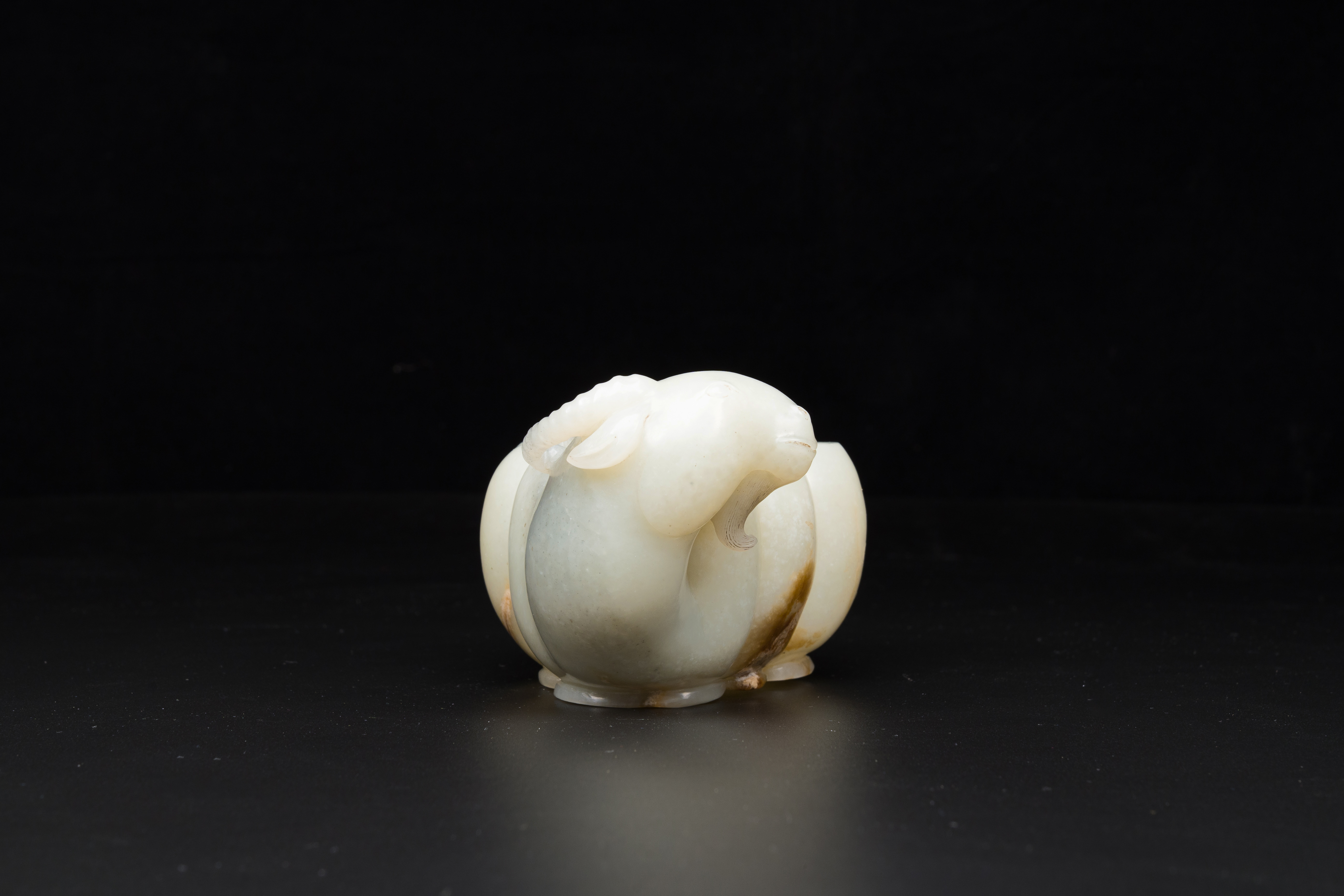 A Chinese celadon jade flower-shaped brush washer with ram's head, 17th C. - Image 7 of 9
